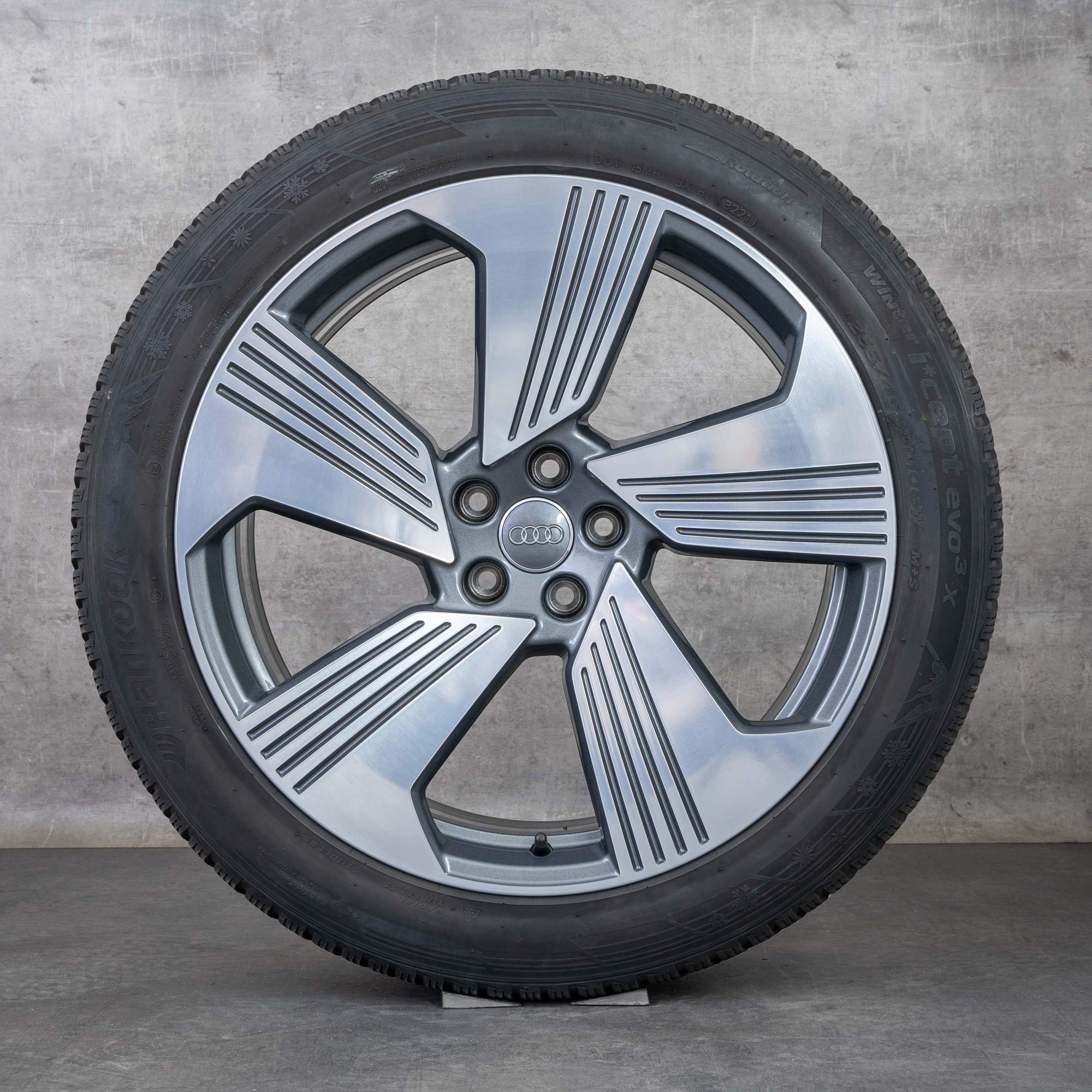 Jantes e pneus inverno originais Audi Q8 e-tron GE jantes de 21 polegadas 4KE601025F turbinas titânio polido