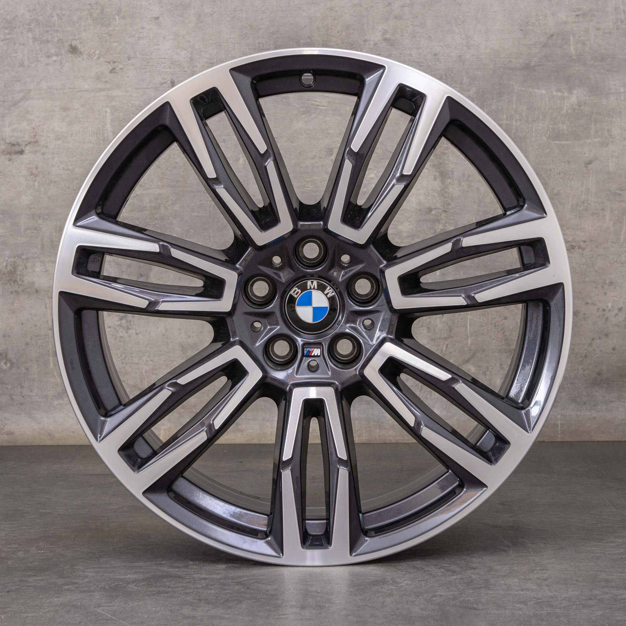 Alkuperäiset BMW 5-sarjan i5 talvirenkaat 19 tuumaa G60 G61 vanteet 5A324E0 Styling 935 M midnight grey diamond cut