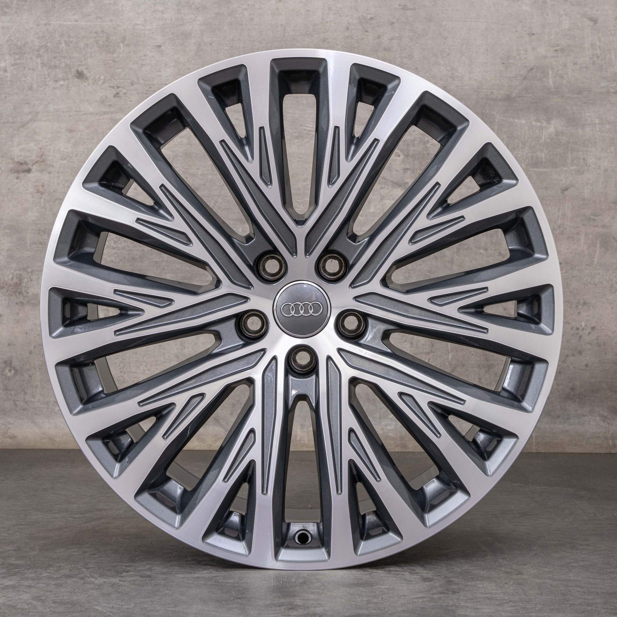 Oryginalne felgi Audi A8 S8 20 cali 4N D5 opony letnie 4N0601025M kolor antracytowy w technologii diamond cut z połyskiem
