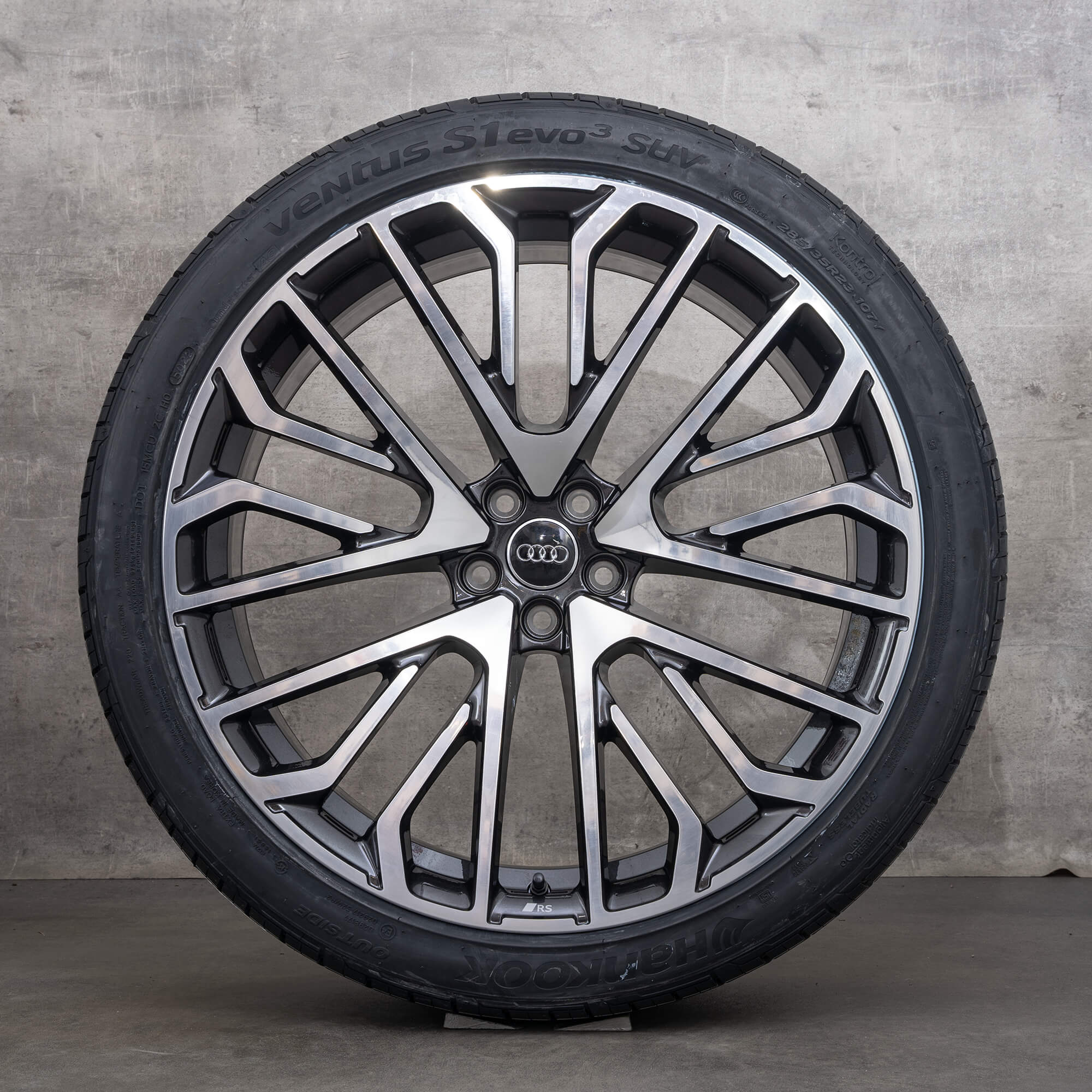 Oryginalne koła zimowe do Audi Q8 SQ8 23 cale felgi 4M8 4M8601025BN czarne w technologii diamond cut NOWE