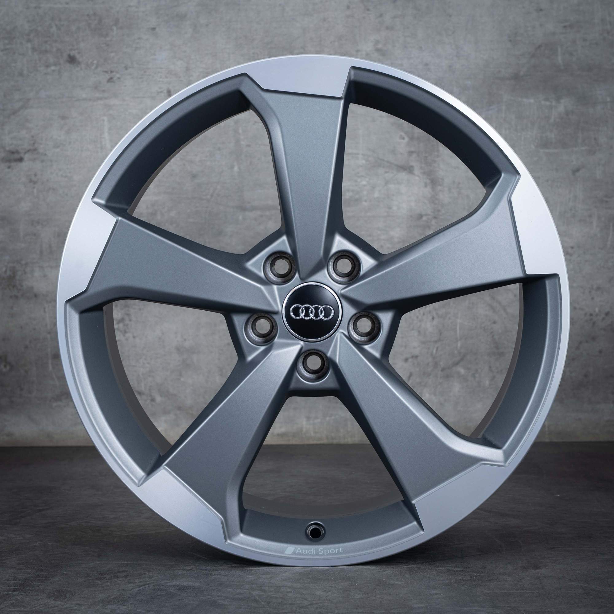 Alkuperäiset Audi RS3 vanteet 19 tuuman 8V RS 8V0601025FD 8V0601025FA Rotor titan mattakiillotettu.