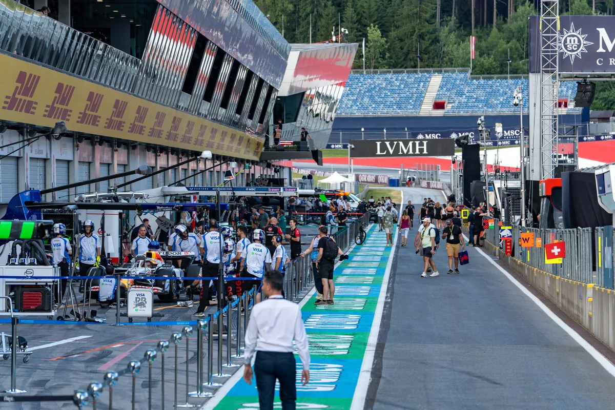 Blick in die Boxengasse bei einem Formel-1-Rennwochenende