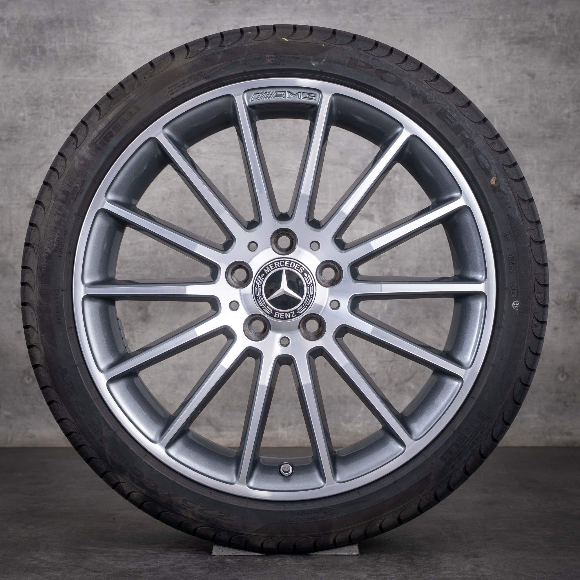 Original Mercedes-Benz A- och B-klass samt CLA AMG-fälgar 18 tum W176 W246 C117 X117 sommarhjul A1764010200 himalaya grey, frontpolerade