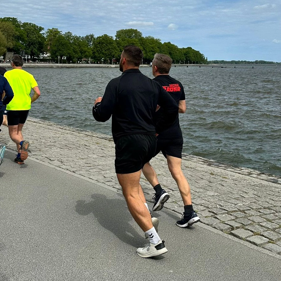 Läufergruppe beim Zieleinlauf