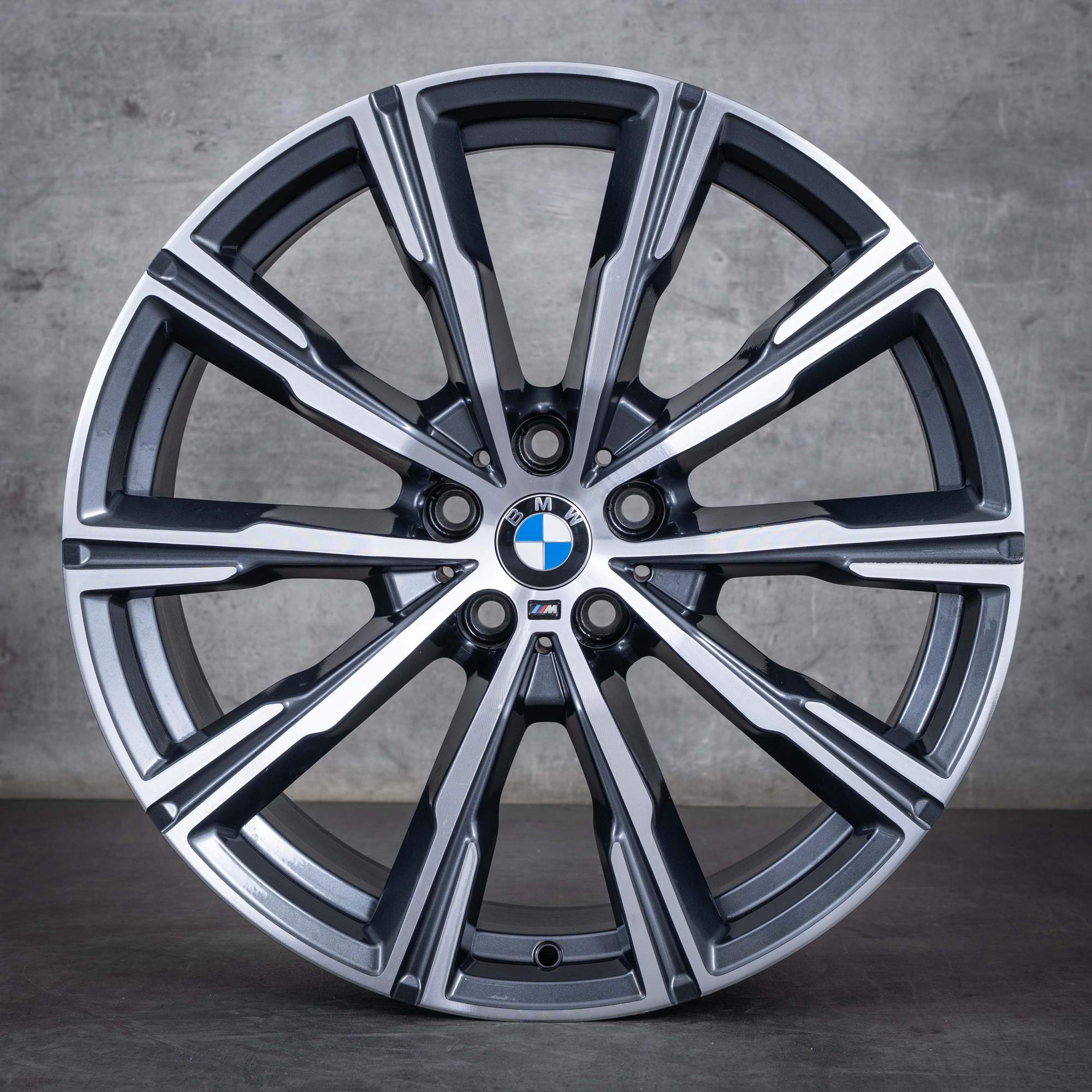 Oryginalne felgi BMW X5 X6 20 cali G05 G06 Styling 740 M 8071996 8071997 orbit grey Polerowane