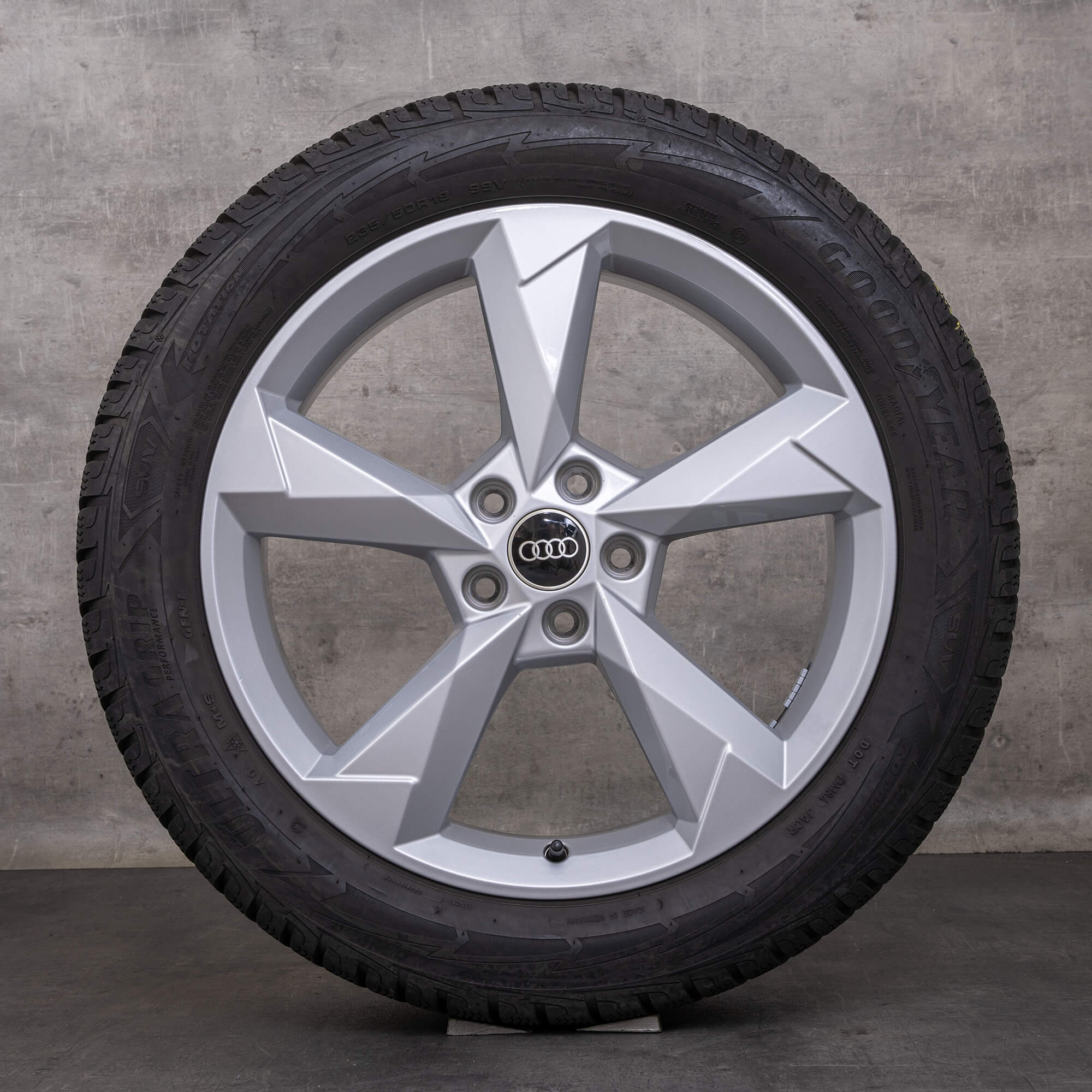 Original zimní pneu s disky Audi Q3 19palcové ráfky na auto F3 83A601025N Dynamic Design stříbrné lesklé