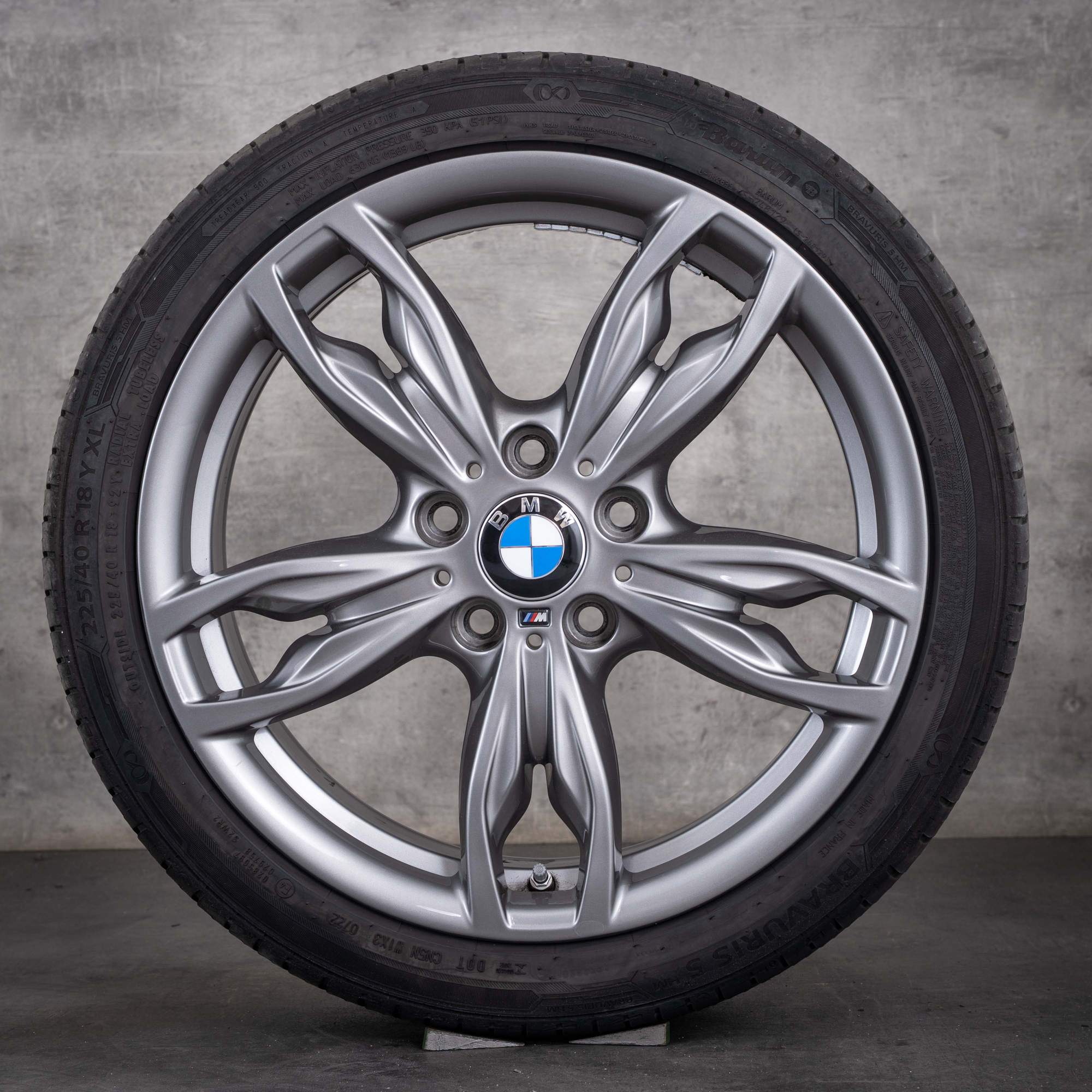 Oryginalne koła zimowe BMW serii 1 i Serii 2 18 cali F20 F21 F22 F23 felgi stylizowane 437 M 7847413 7847414 kolor orbit grey metallic