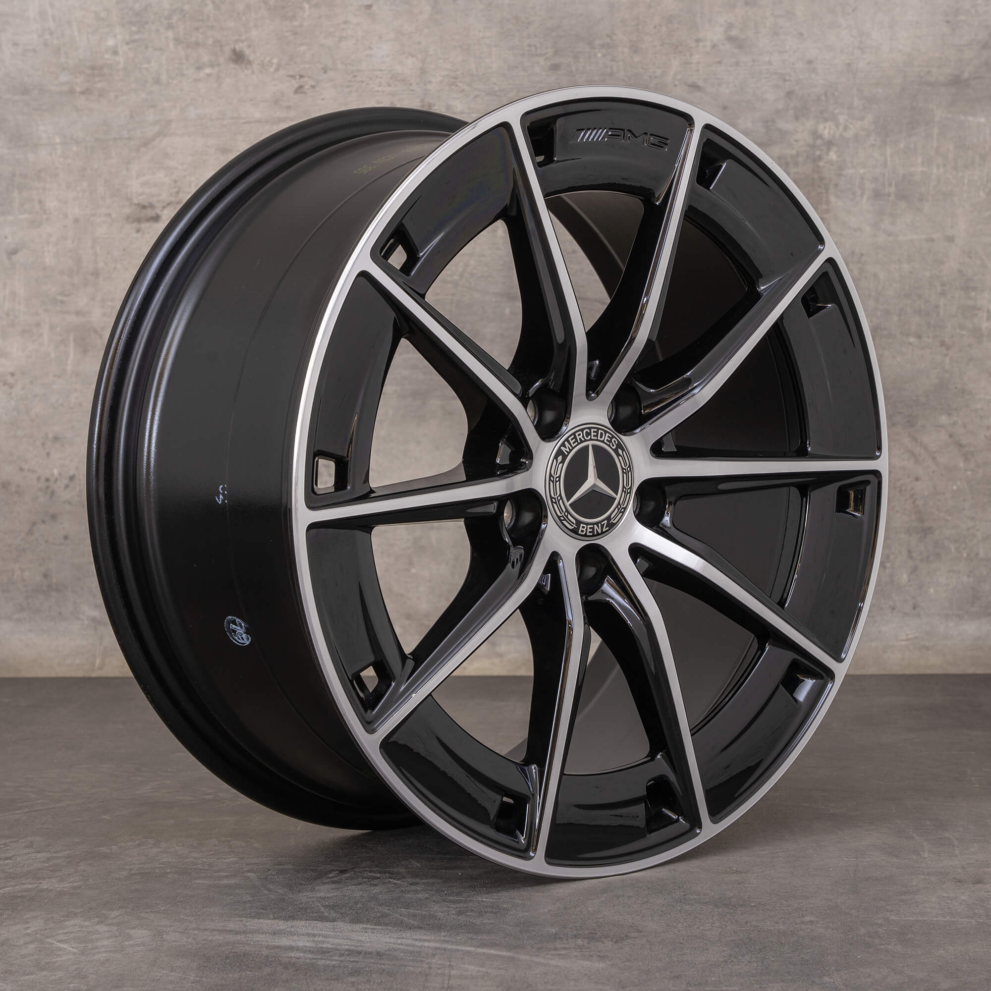 Oryginał Mercedes Benz CLA 35 AMG Felga 18 cali C118 A1184010500 czarna polerowana na wysoki połysk