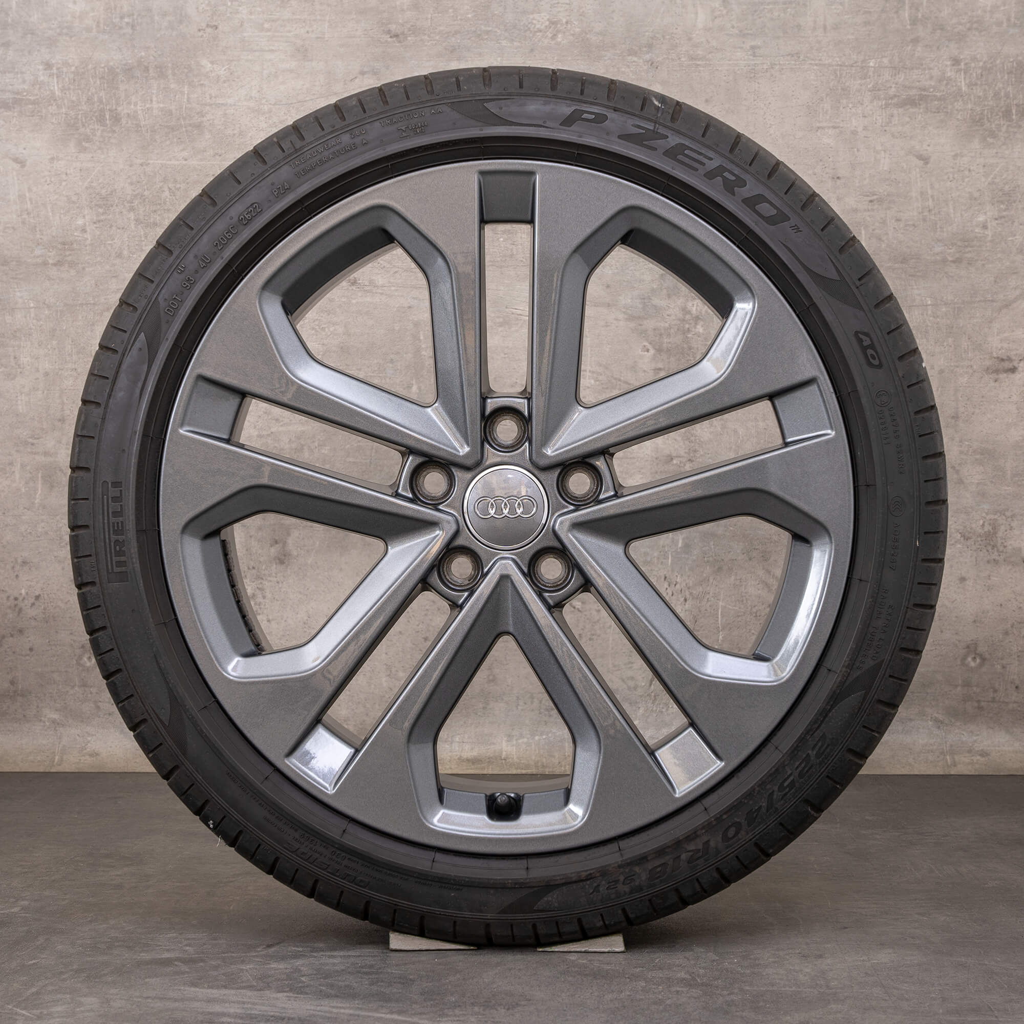 Originalní zimní pneu s disky Audi A3 S3 18palcové ráfky na auto 8Y 8Y0601025CM titanový lesk