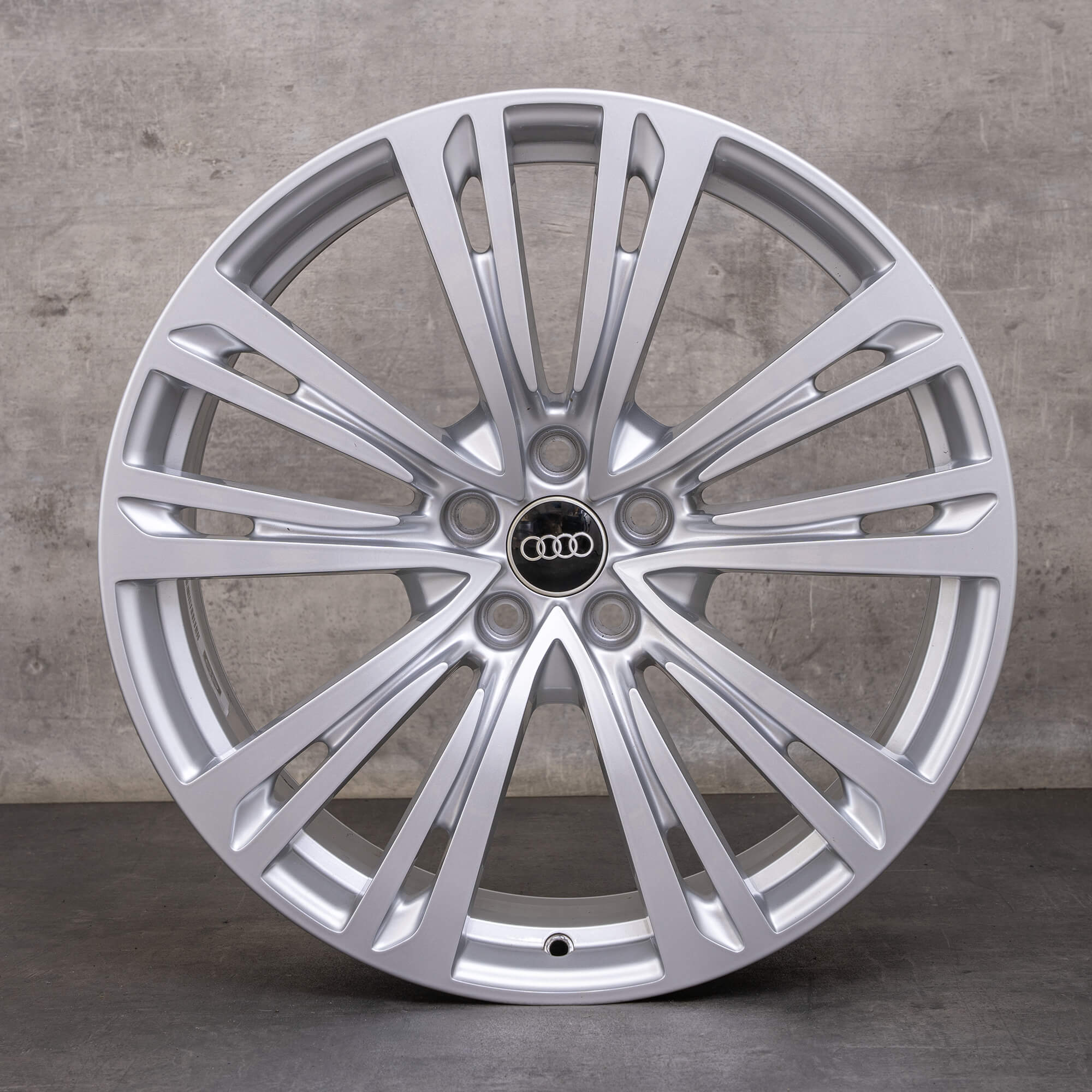 Oryginalne felgi do Audi A8 S8 20 cali 4N D5 opony letnie 4N0601025Q srebrne