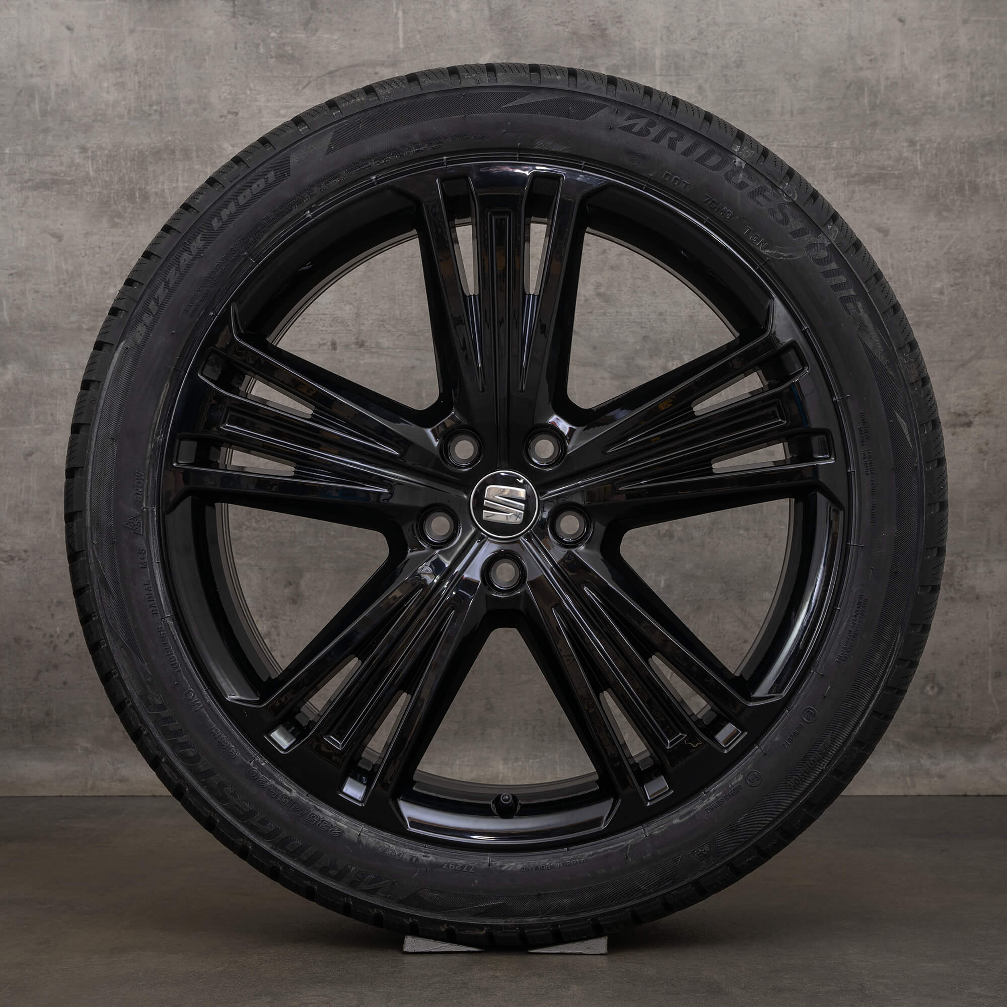 Oryginalne opony zimowe Seat Tarraco 20 cali Felgi Surpreme 5FJ601025B czarne