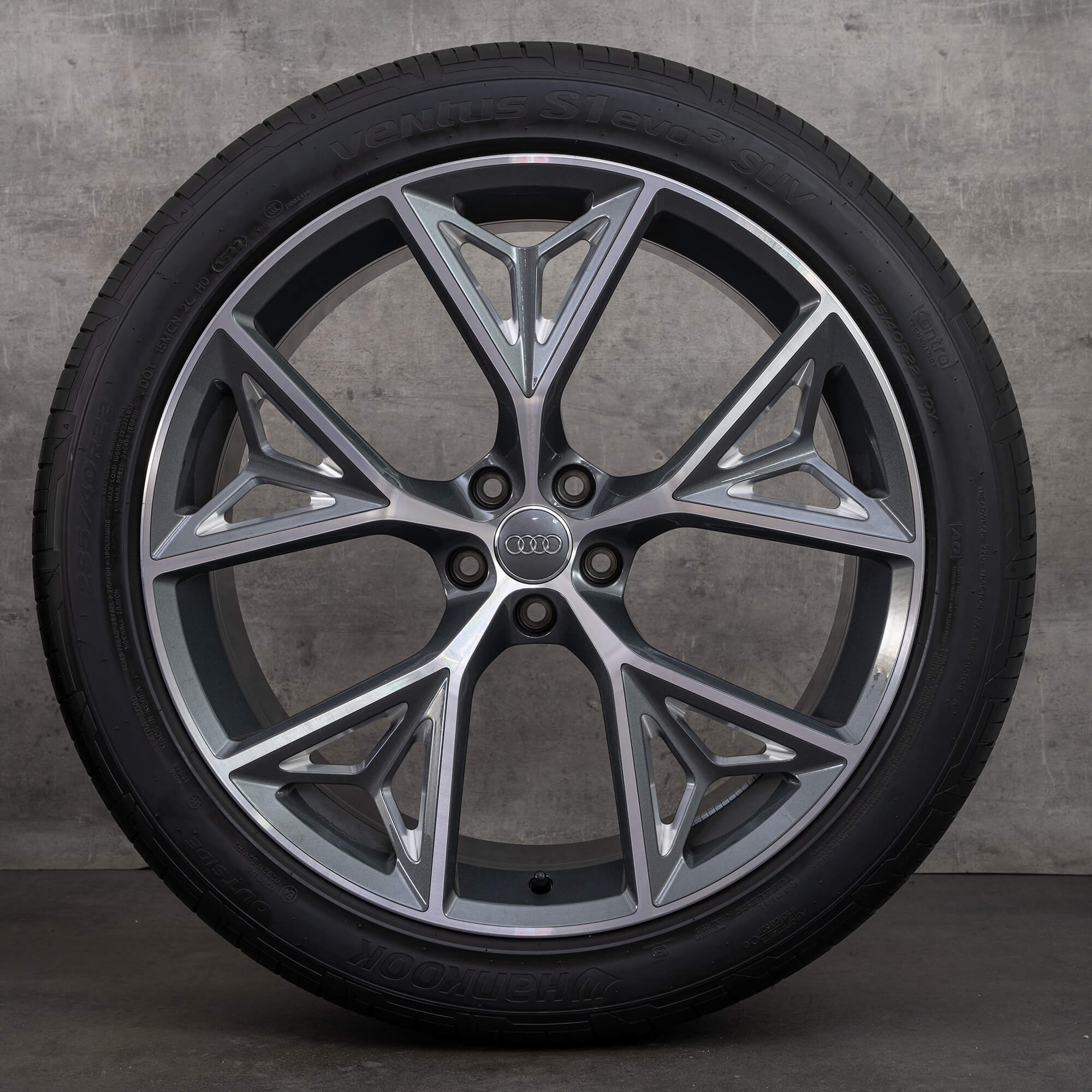 Oryginalne felgi Audi Q8 SQ8 22 cale 4M8 – opony letnie 4M8601025AB kolor antracytowy w wersji diamond cut