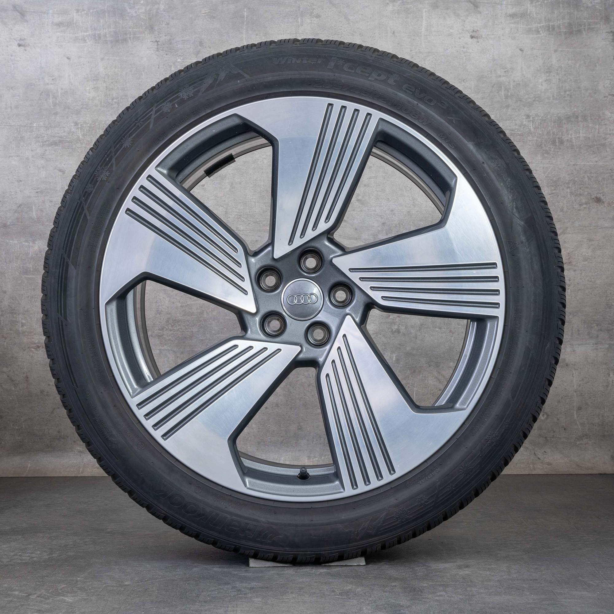 Jantes e pneus inverno originais Audi Q8 e-tron GE jantes de 21 polegadas 4KE601025F turbinas titânio polido