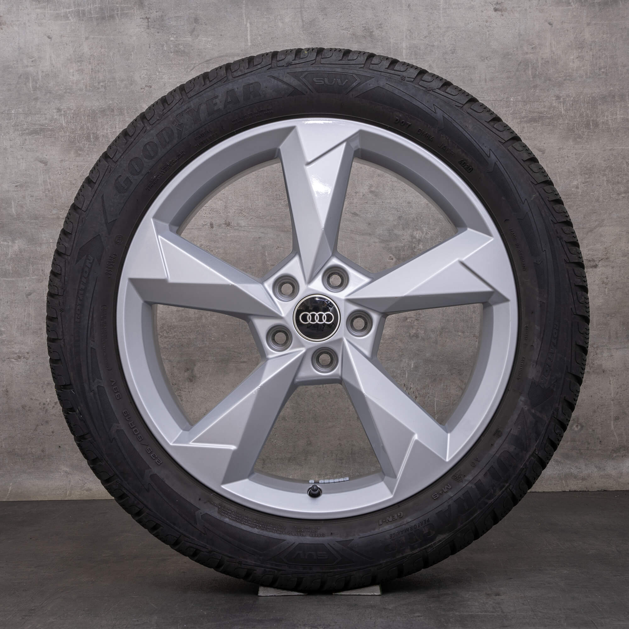 Original zimní pneu s disky Audi Q3 19palcové ráfky na auto F3 83A601025N Dynamic Design stříbrné lesklé