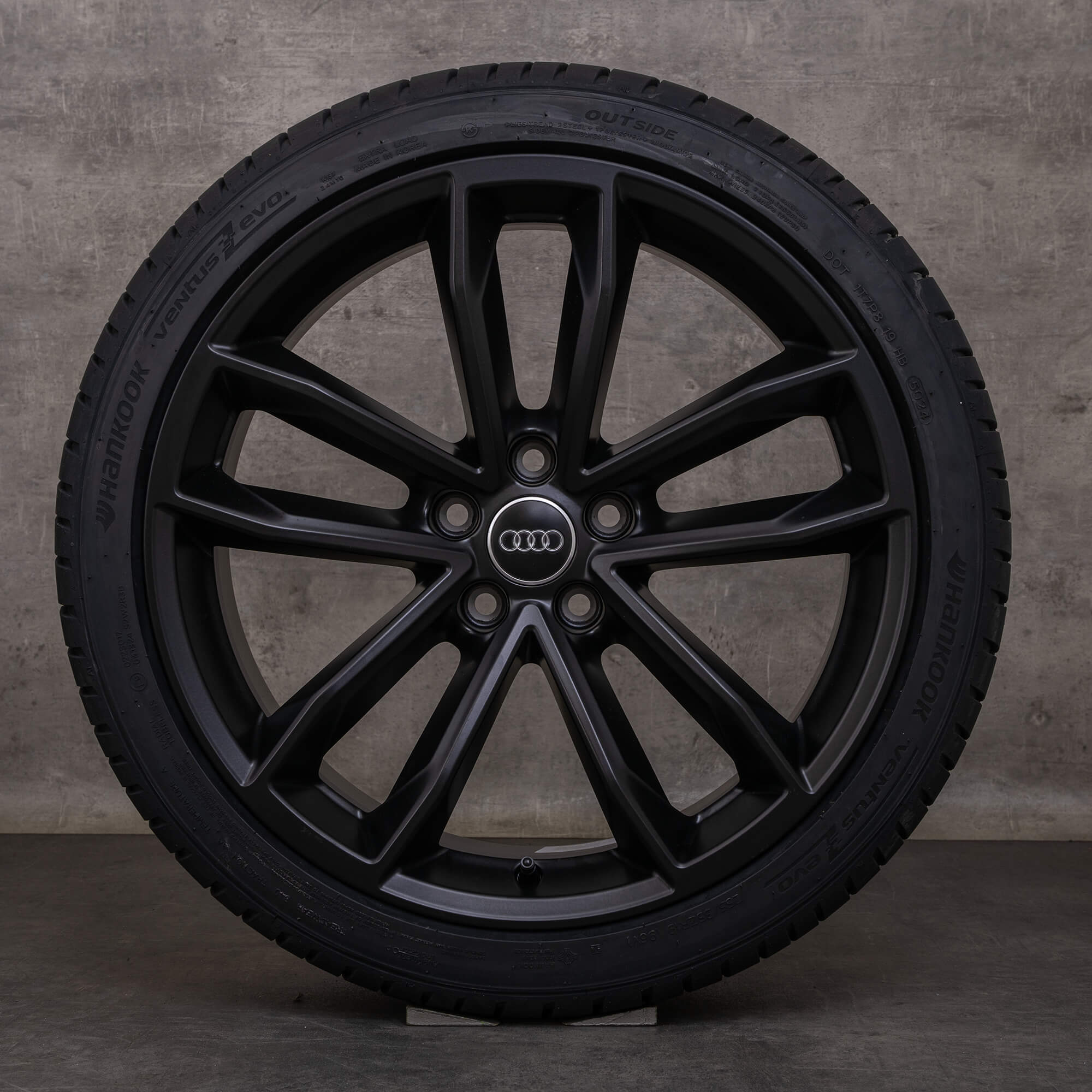 Alkuperäiset Audi A5 S5 talvirenkaat 19 tuuman F5 8W B9 vanteet 8W0601025DF Cavo Design musta matta