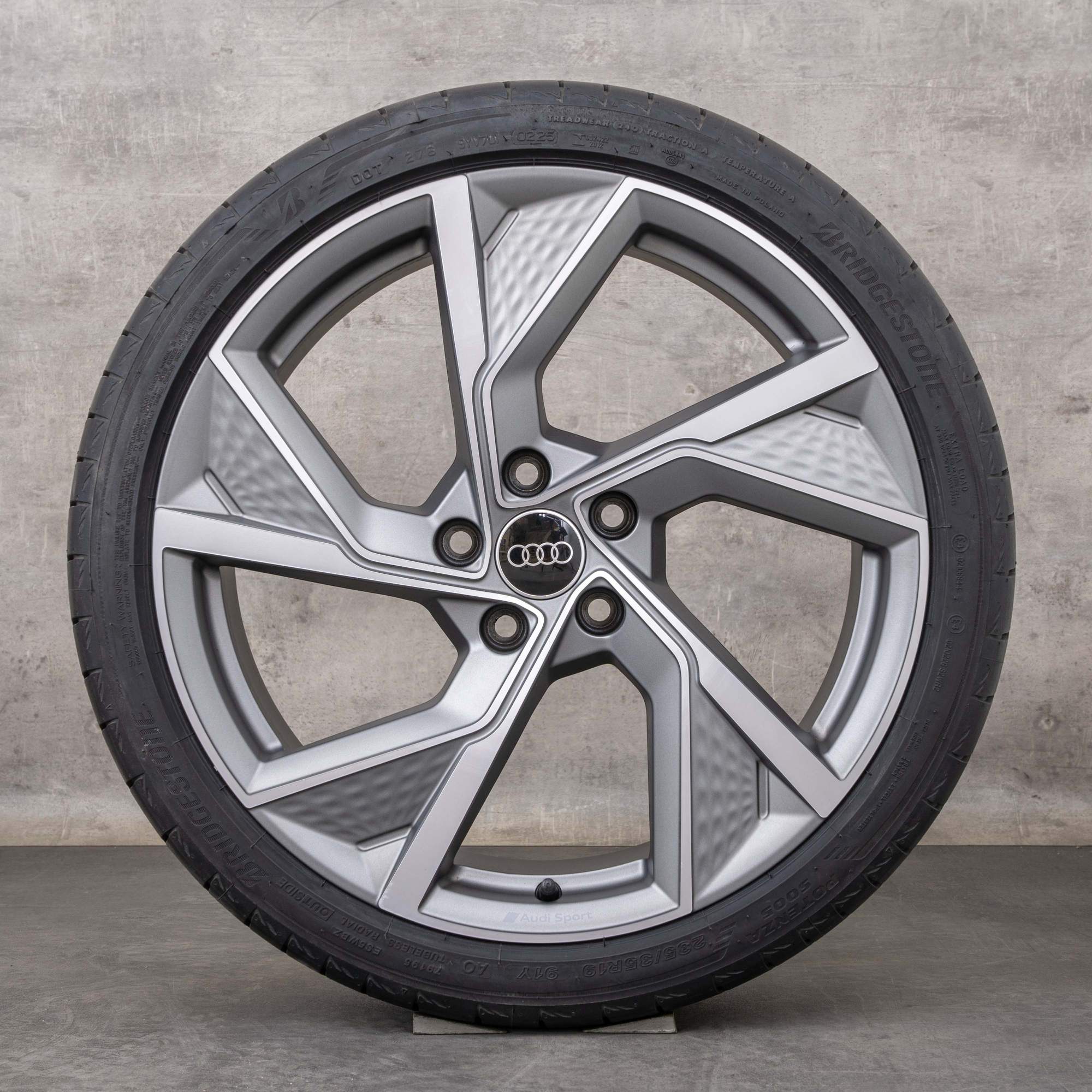 Originalní 19palcové letní kola Audi A3 S3 8Y 8V 8Y0601025Q titan matně lesklý soustružený