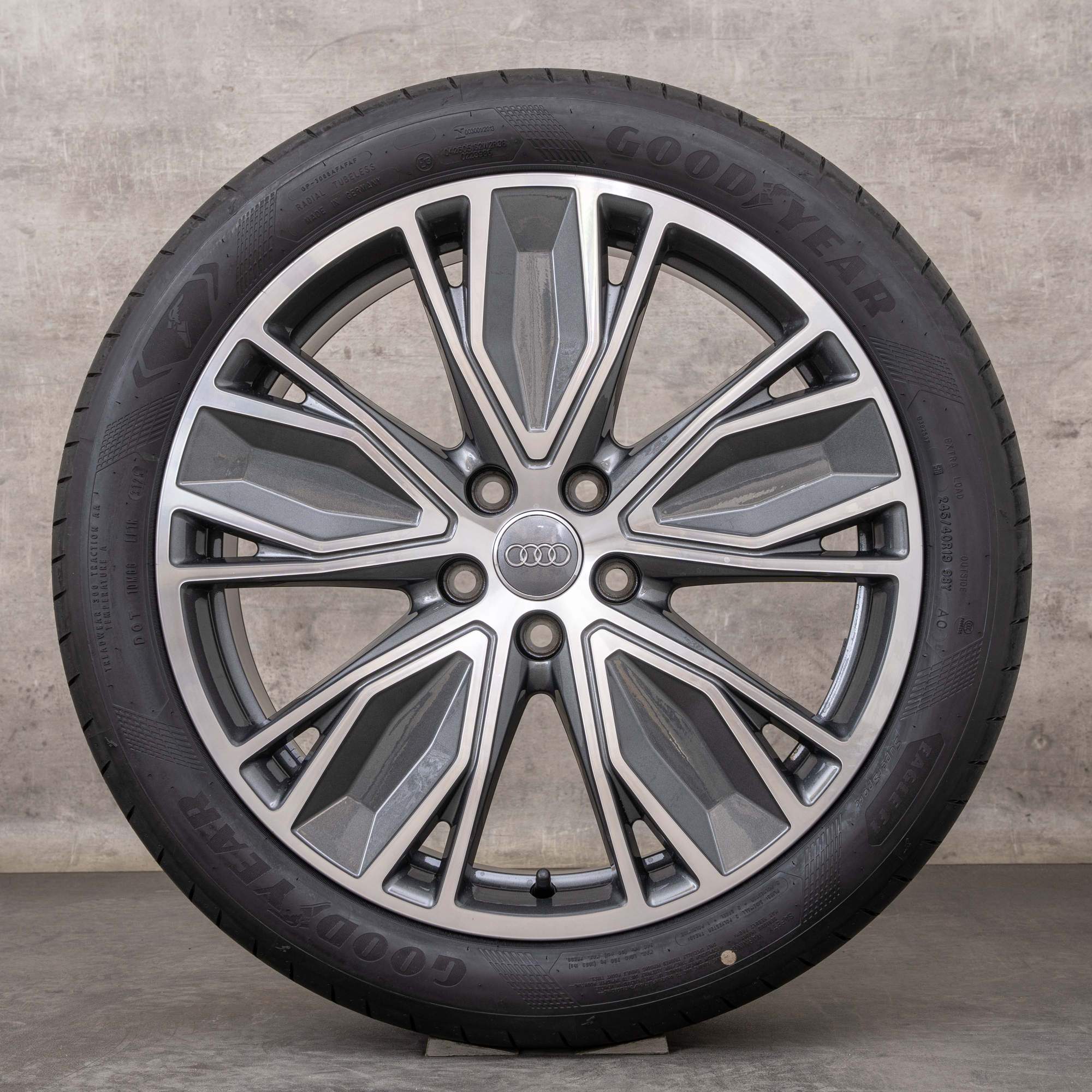 Alkuperäiset Audi A5 S5 talvirenkaat 19 tuuman B10 vanteet 8B3601025AT grafiitinharmaa kiillotettu