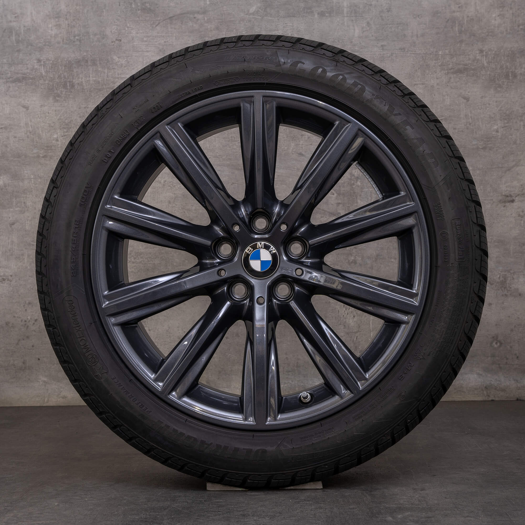 Oryginalne koła zimowe BMW serii 5 18 cali G30 G31 felgi stylizacja 684 6874441 szary himalaya polerowane