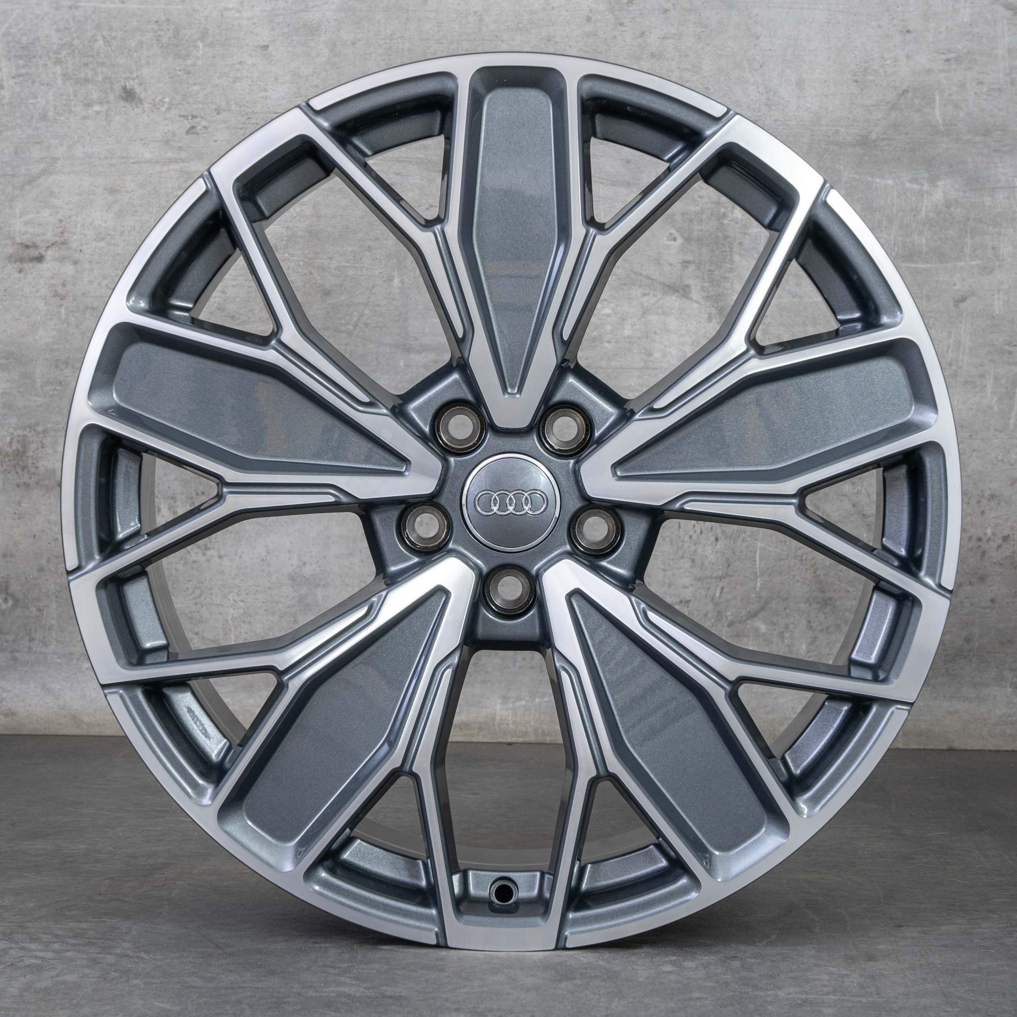 Oryginalne felgi Audi Q5 SQ5 20 cali FY GU 8MA601025H grafitowo-szare polerowane