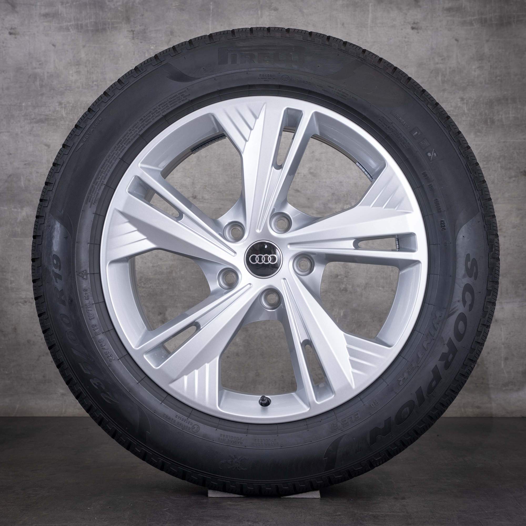 Ruote invernali originali Audi Q6 e-tron da 19 pollici GF cerchi 85H601025BK 85H601025BL Flag argento lucido - ruota 2 di 4