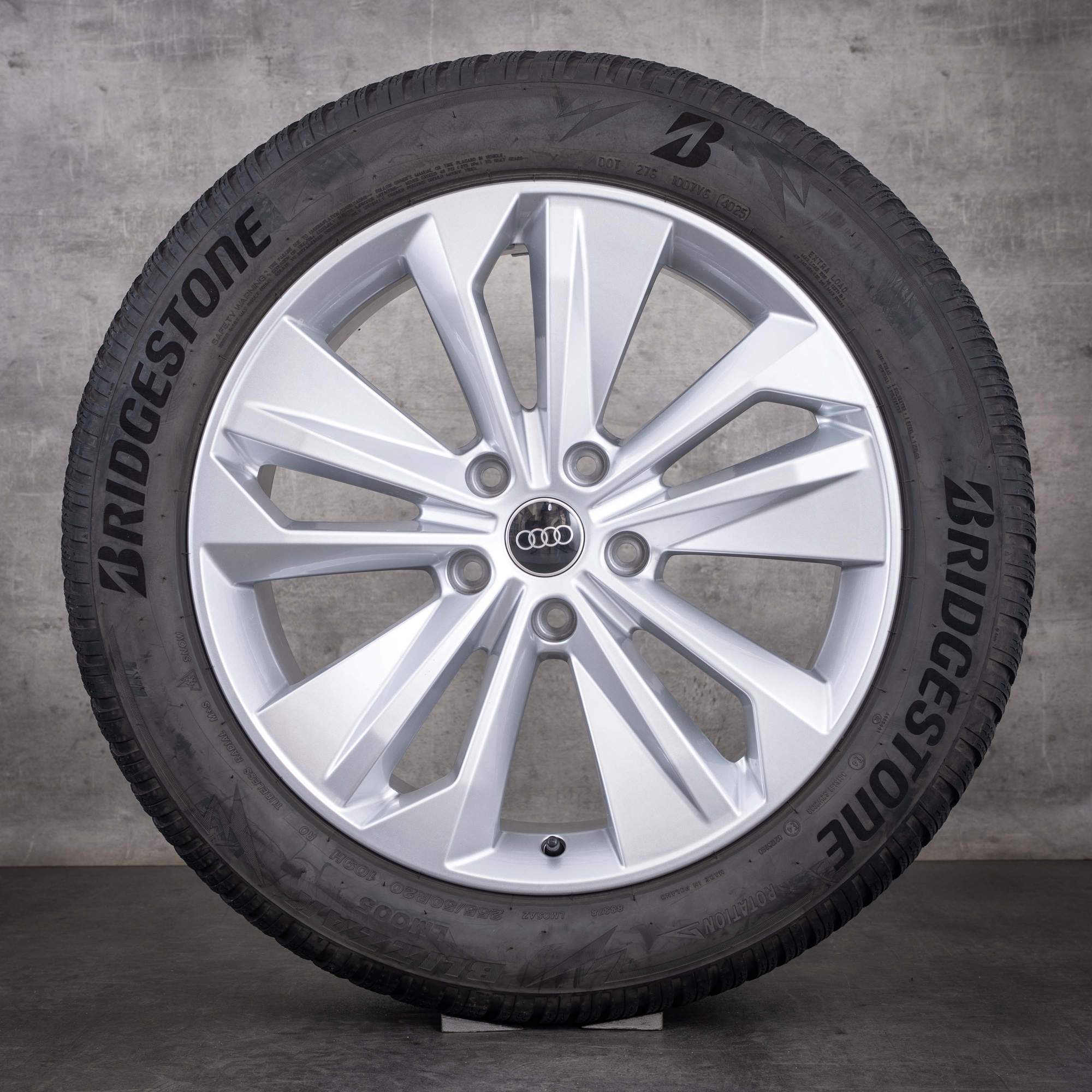 Oryginalne koła zimowe do Audi Q6 SQ6 e-tron felgi 20 cali GF FLAX 85H601025BP 85H601025BQ srebrne