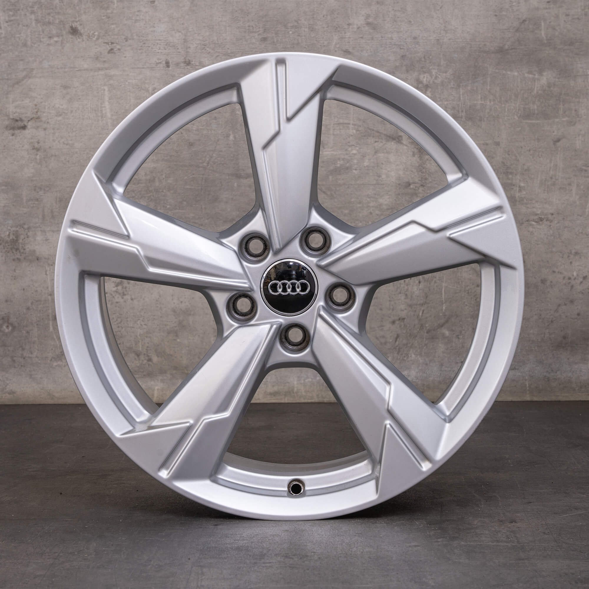 Oryginalne felgi Audi A6 S6 18 cali 4K C8 4K0601025D srebrne