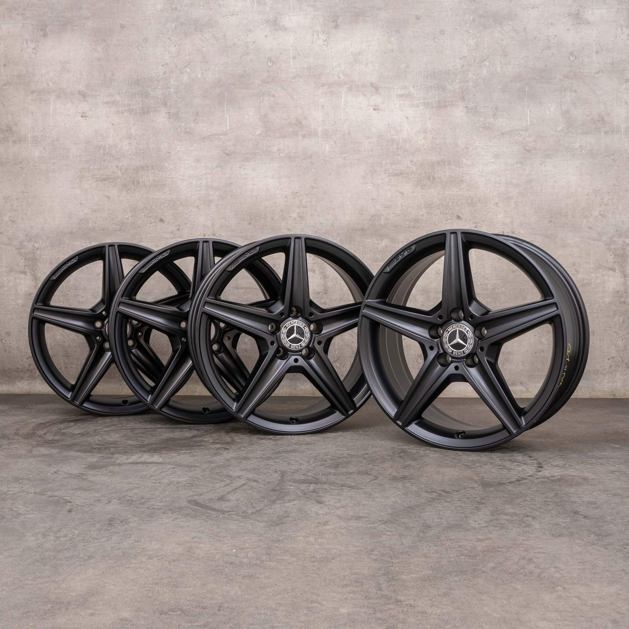 Alkuperäiset Mercedes Benz C-sarjan C 43 AMG-vanteet 18 tuumaa W205 C450 A2054014800 A2054011100 musta matta