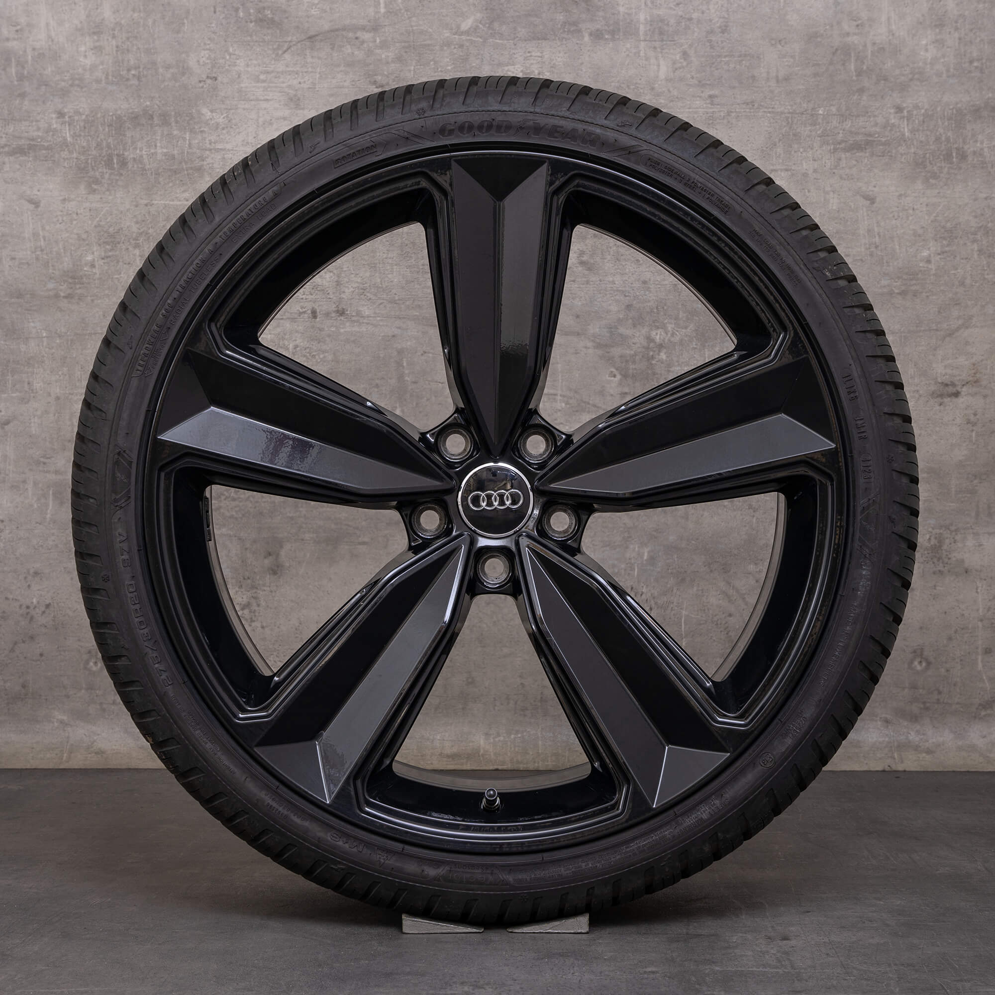 Originale Audi RS4 RS5 fælge 20 tommer B9 8W F5 all-weather dæk 8W0601025CS Peak sort blank