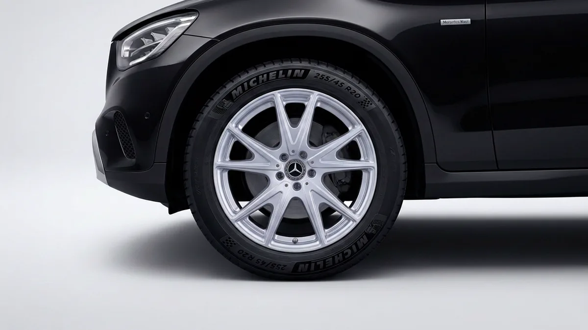 Czarny Mercedes GLC EQ X540 z oryginalną srebrną felgą aluminiową, widok z przodu