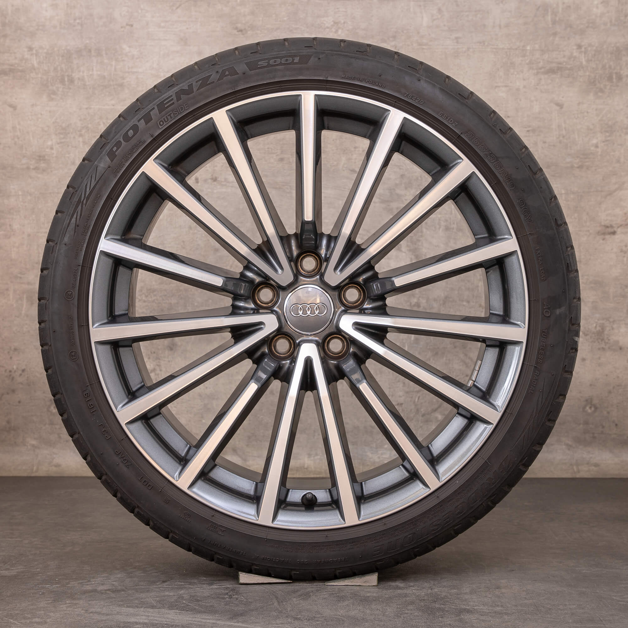Oryginalne koła zimowe Audi A5 S5 19 cali 8W B9 F5 felgi 8W0601025AN tytan polerowane
