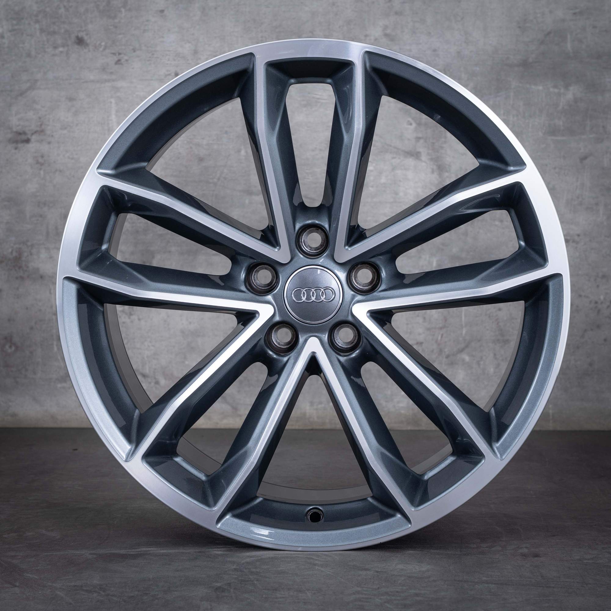 Alkuperäiset Audi A5 S5 vanteet 19 tuuman F5 8W B9 8W0601025DG Cavo Design titaani kiillotettu.