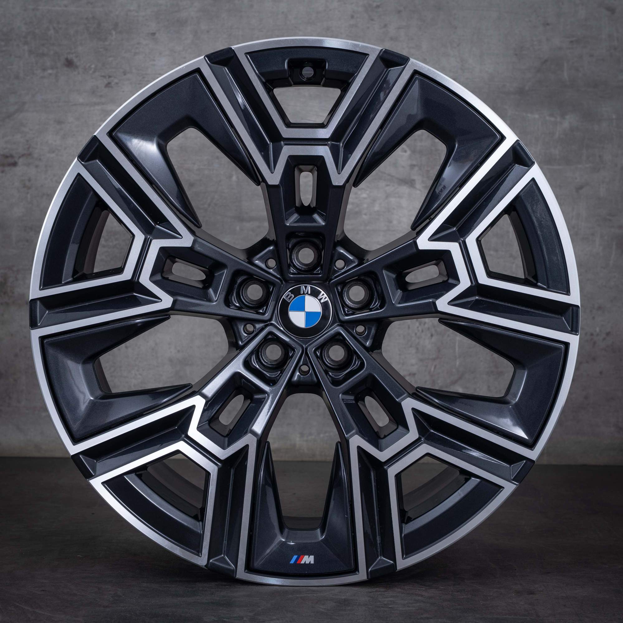 Oryginalne felgi BMW serii 5 i5 20 cali G60 G61 styling 939 M 5A324E8 5A324E9 orbit grey polerowane