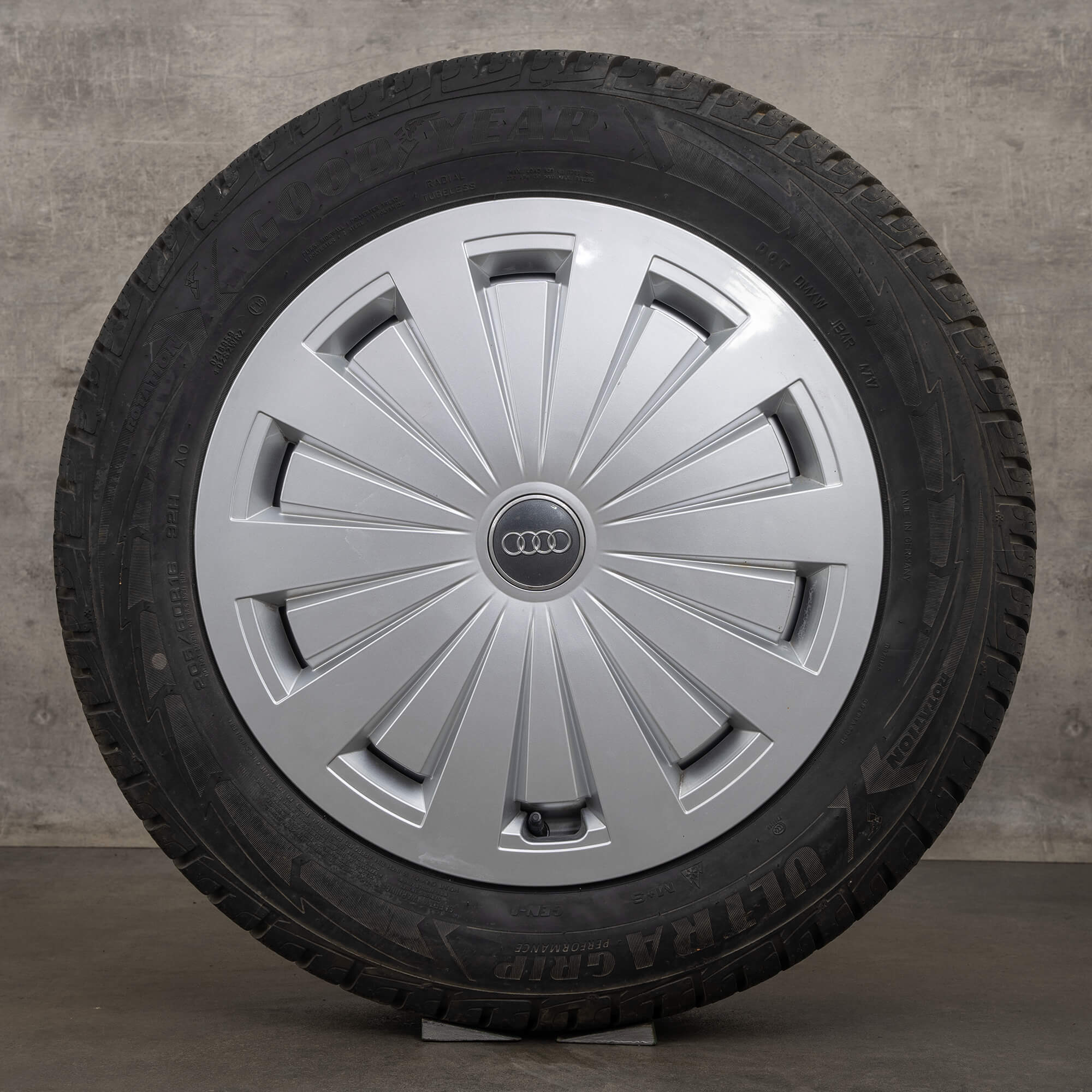 Oryginalne koła zimowe Audi A4 S4 16 cali B9 8W felgi 8W0601025 srebrne