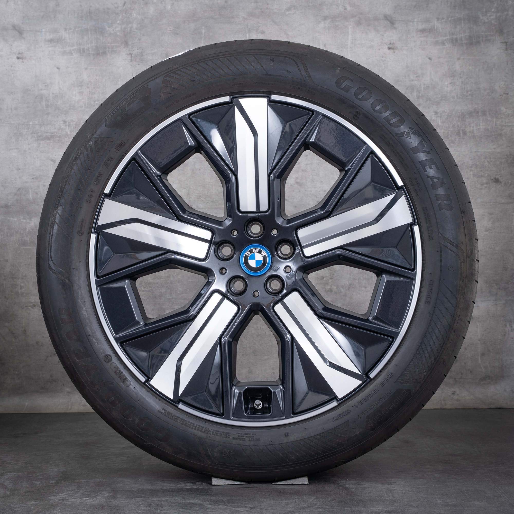 Oryginalne felgi BMW iX 21 cali i20 letnie koła stylizacja 1012 aerodynamika 5A41F90 midknightgrey polerowane toczone