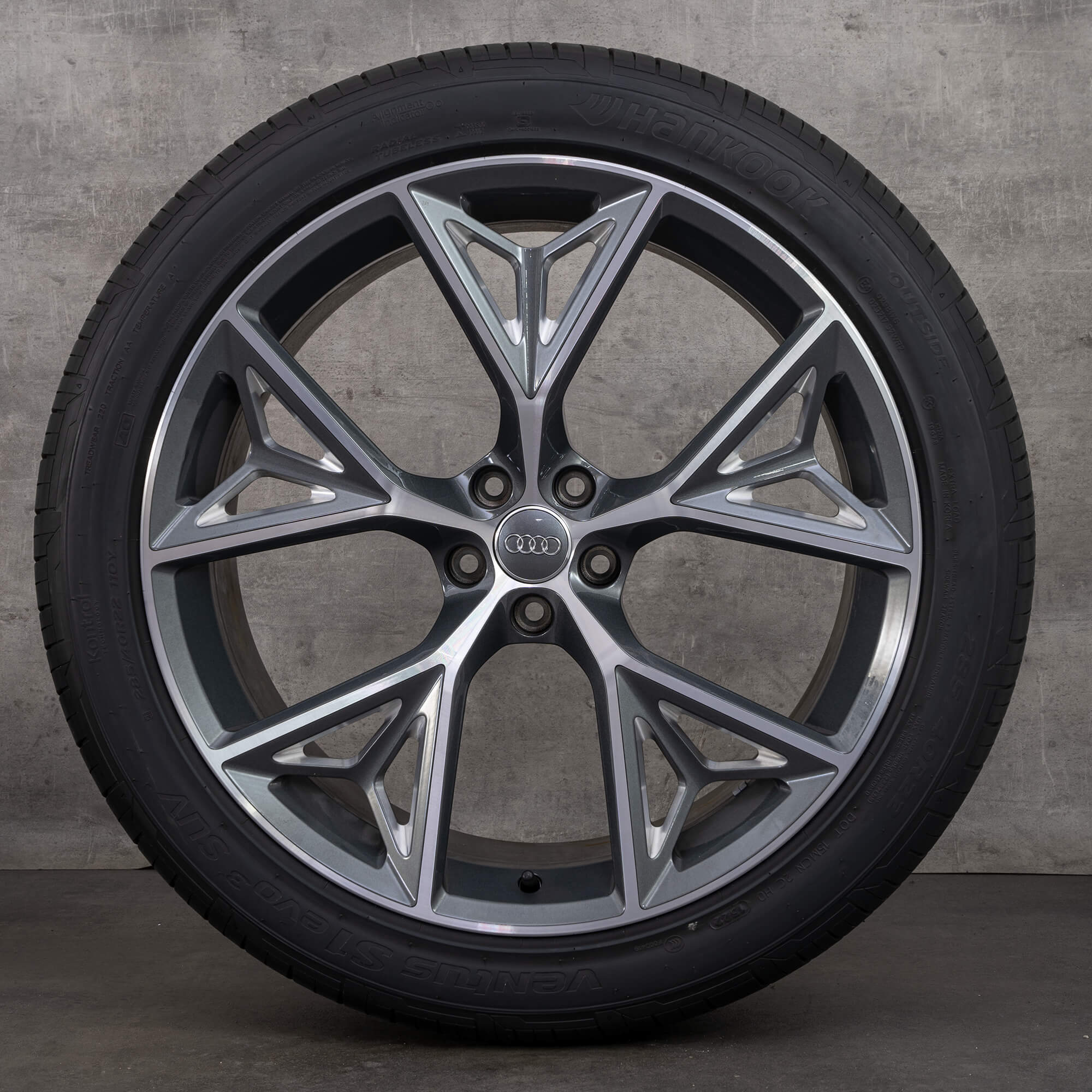 Oryginalne felgi Audi Q8 SQ8 22 cale 4M8 – opony letnie 4M8601025AB kolor antracytowy w wersji diamond cut