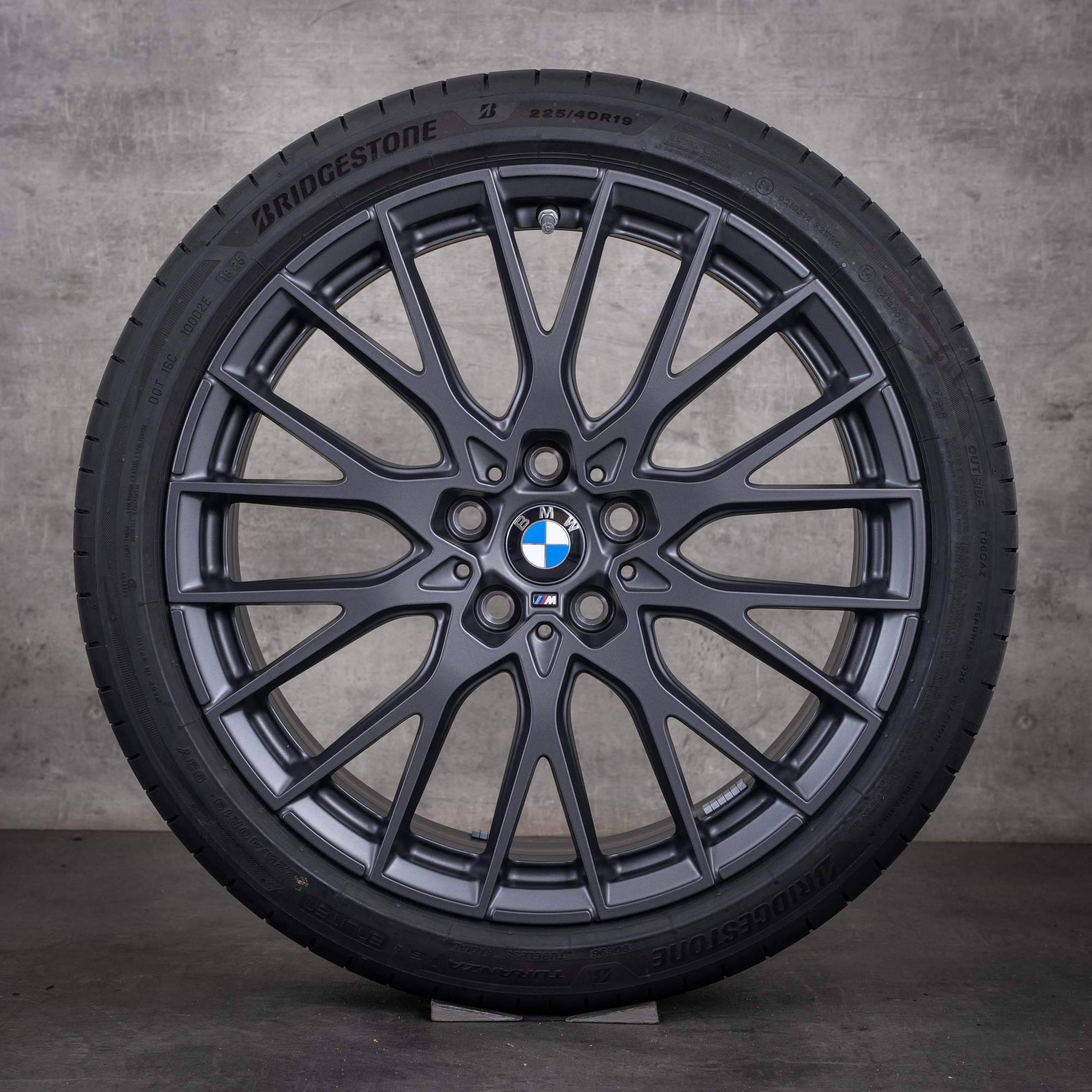 Oryginalne koła zimowe BMW serii 1 i Seria 2 19 cali modele F70 i F74 felgi Gran Goupe stylizacja 1085 M 5A917C3 kolor orbitgrey NOWE