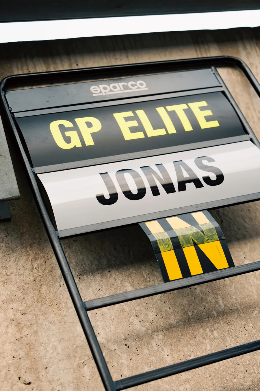 Boxenschild von Jonas Greif beim Team GP Elite in der Boxengasse