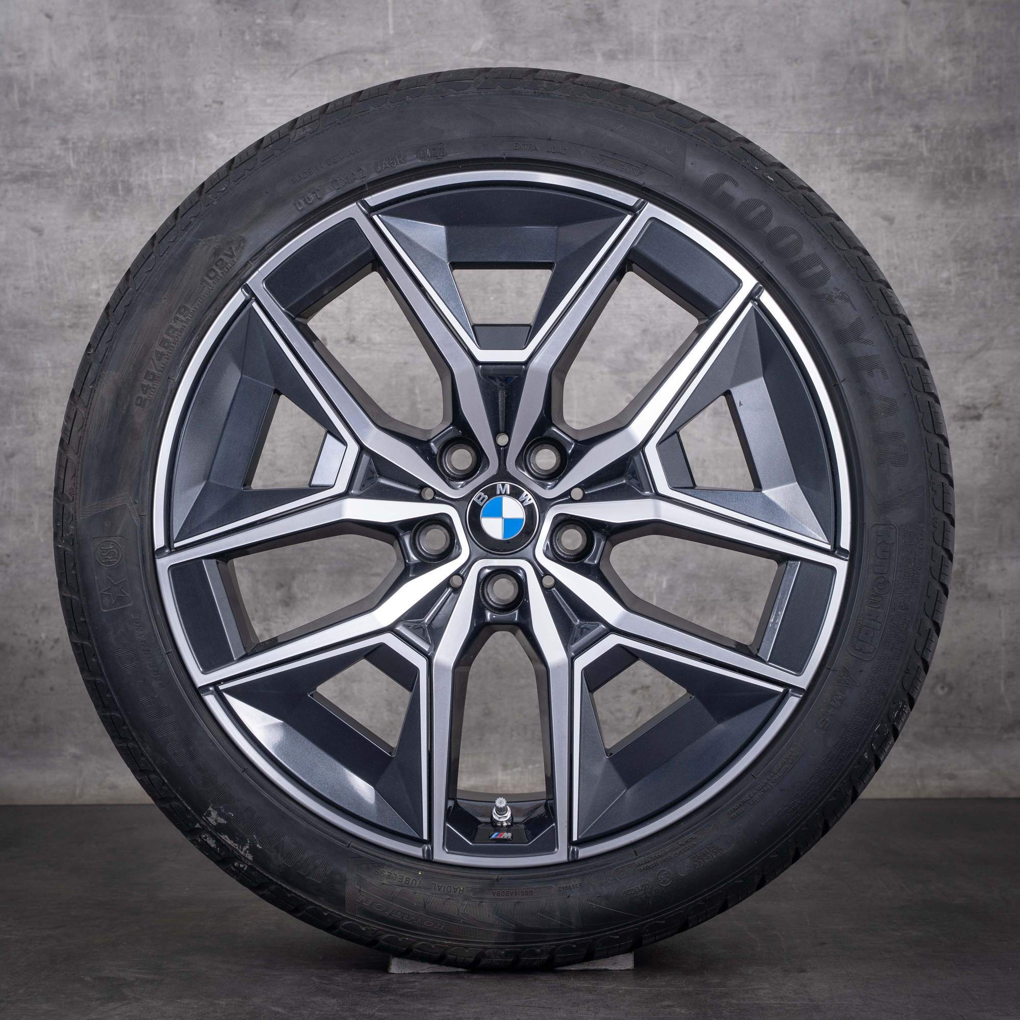 Original BMW 5er i5 Winterräder 19 Zoll G60 G61 Felgen Styling 934 5A324D8 midnight grey glanzgedreht