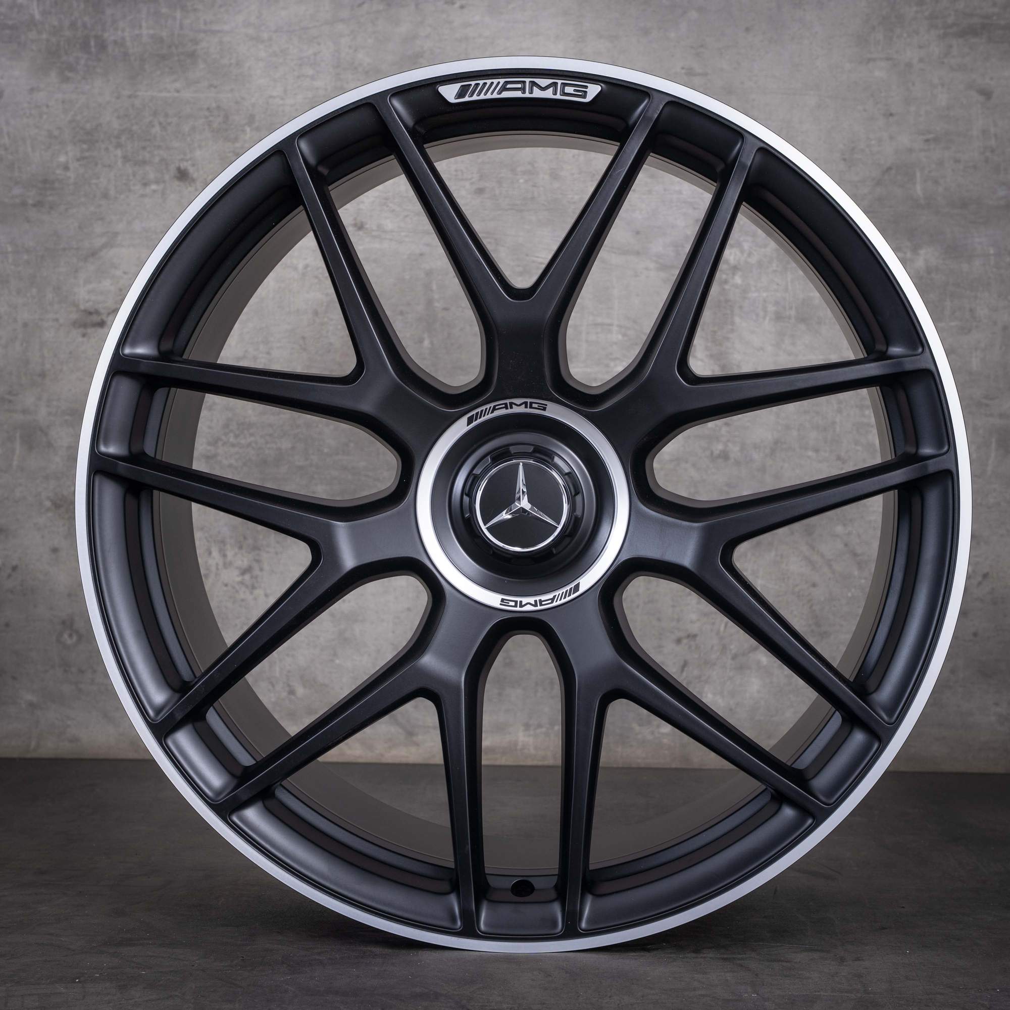 Oryginalne felgi Mercedes AMG GLE 53 63 S 22 cale W167 A1674015601 A1674015701 wzór krzyżowych szprych czarne matowe z diamond cut krawędzią NOWE