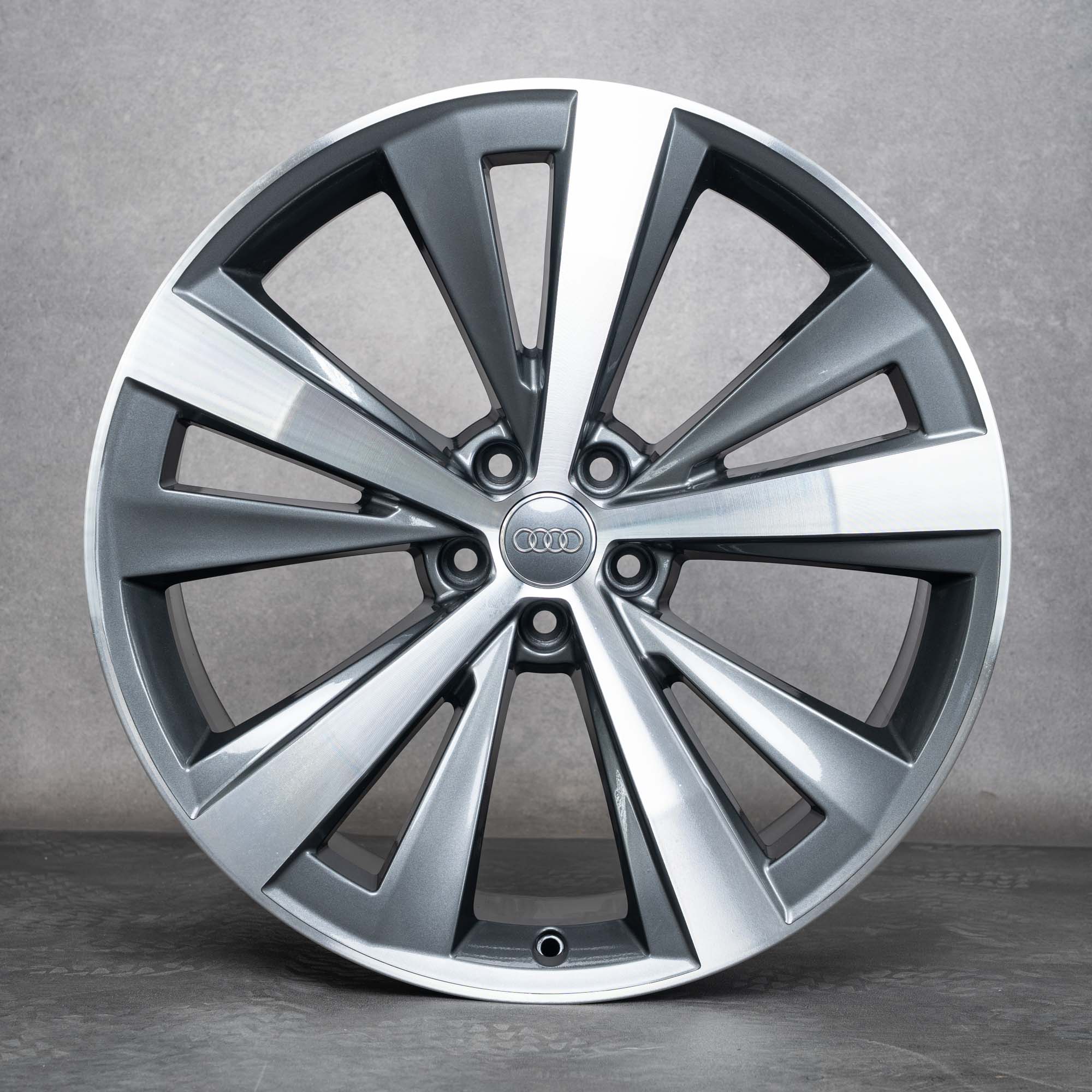 Oryginalne felgi Audi Q8 SQ8 21 cali 4M8 4M8601025AA aluminiowe tytanowe polerowane