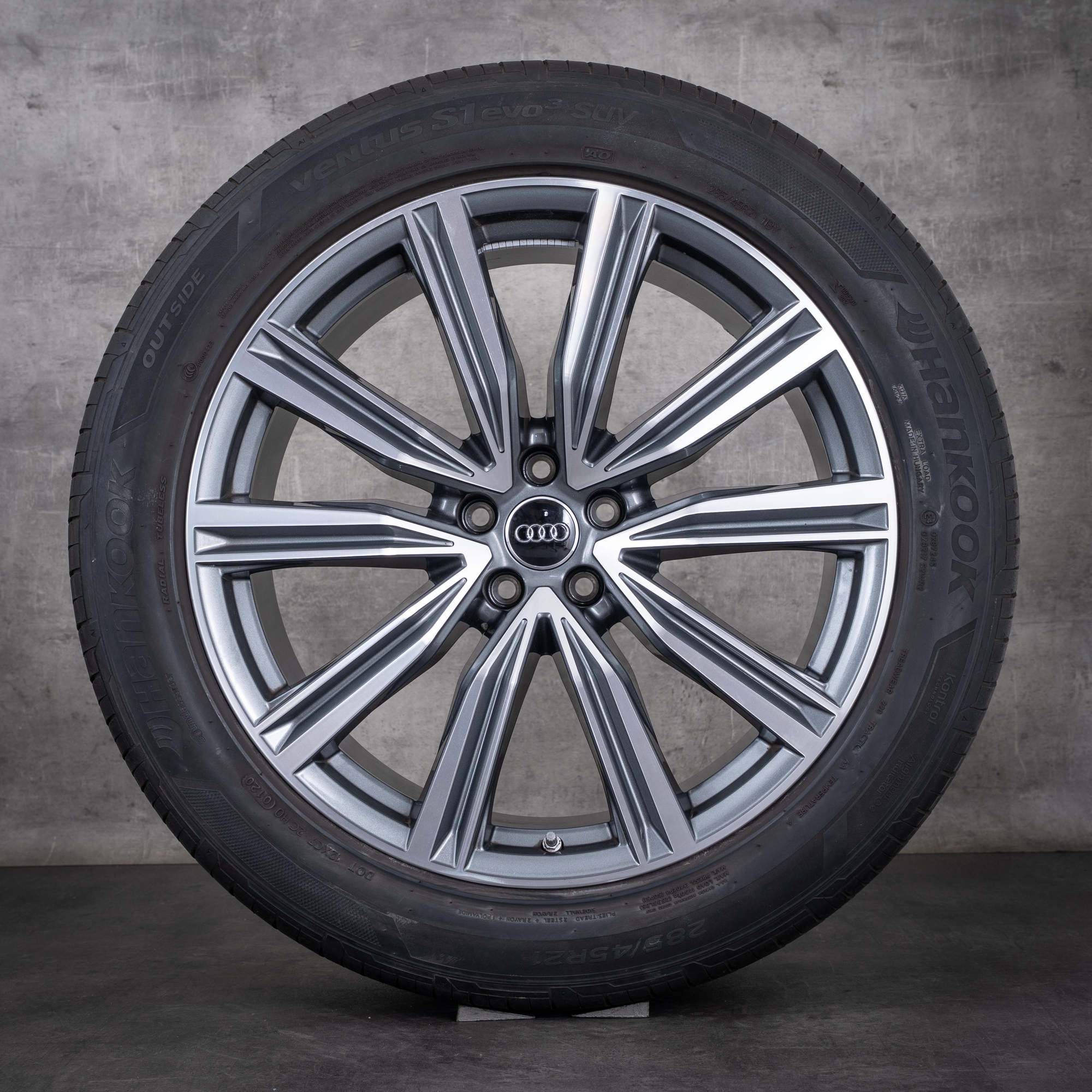 Oryginalne felgi Audi Q8 SQ8 21 cali 4M8 – opony letnie 4M8601025G, tytanowe, w technologii diamond cut, z połyskiem