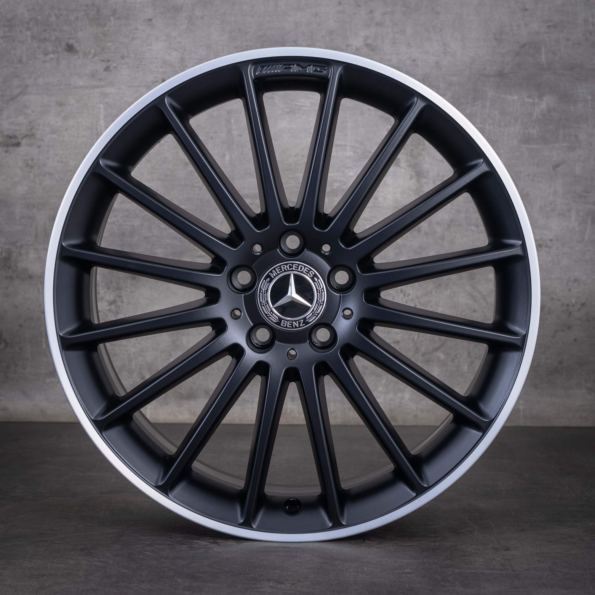 Oryginalne koła zimowe Mercedes-Benz Klasy A A 45 CLA 45 AMG 19 cali W176 C117 X117 A1764010502 czarne matowe z efektem diamond cut NOWE