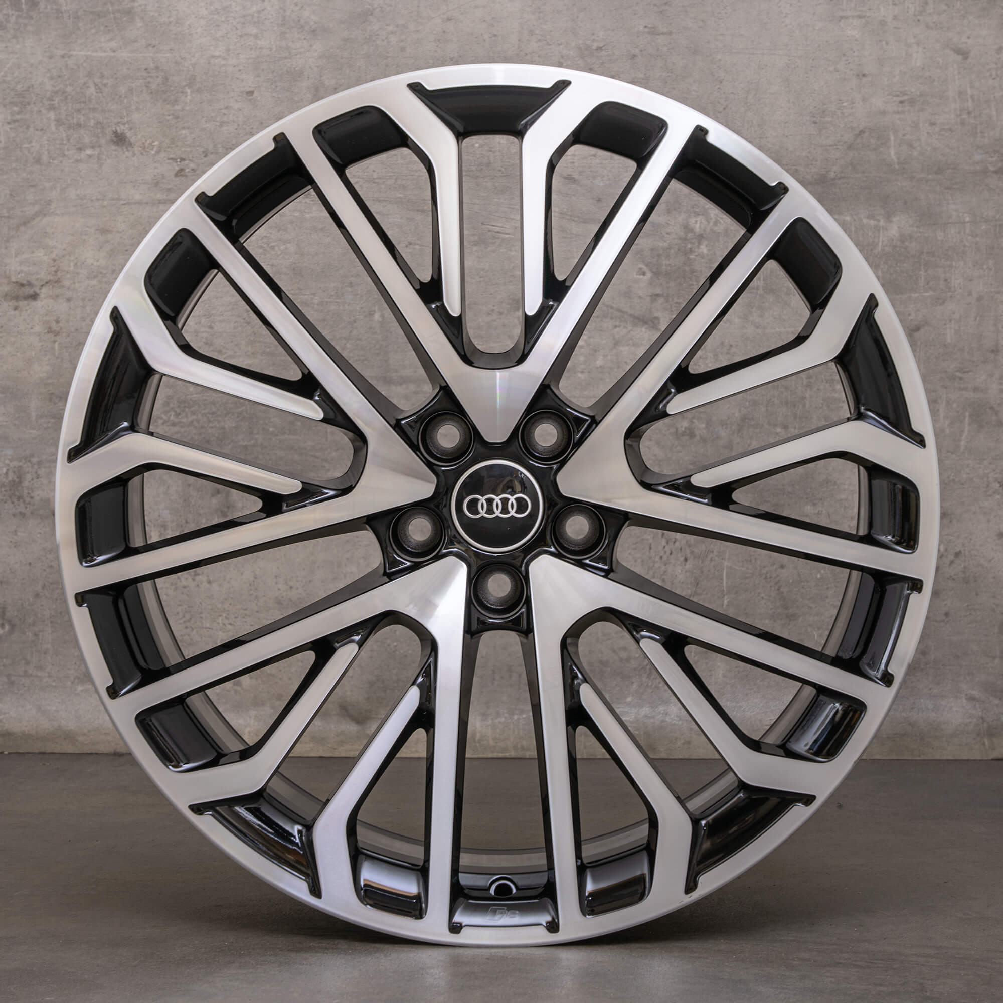Oryginalne felgi Audi Q8 SQ8 23 cale 4M8 4M8601025BN czarne z efektem diamond cut NOWE