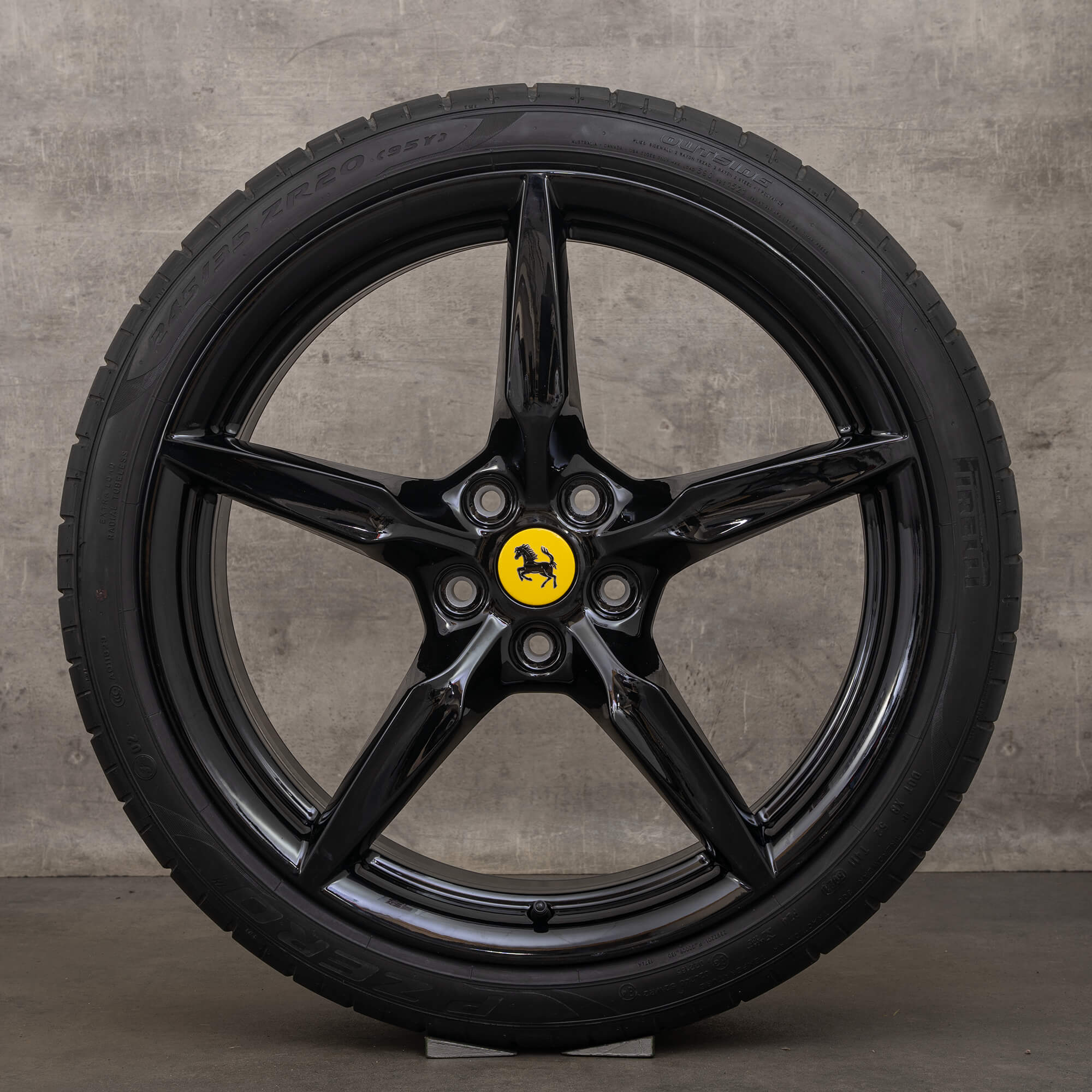 Originale Ferrari F8 Tributo 20-tommers sommerdekk felger 307422 307424 svart