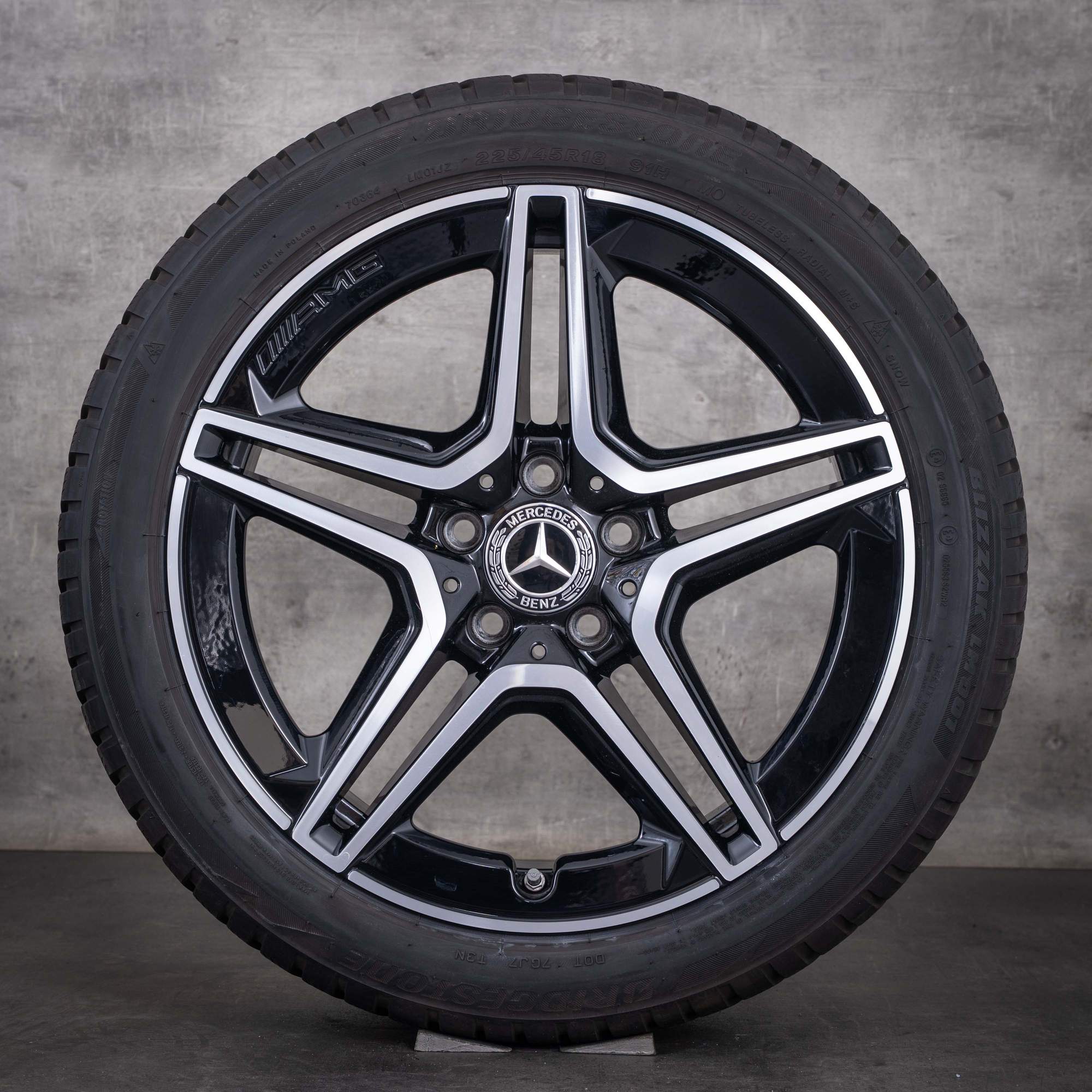 Original Mercedes-Benz A- och B-klass samt CLA AMG vinterhjul 18 tum W177 V177 W247 X118 C118 fälgar A1774011500 svarta frontpolerade