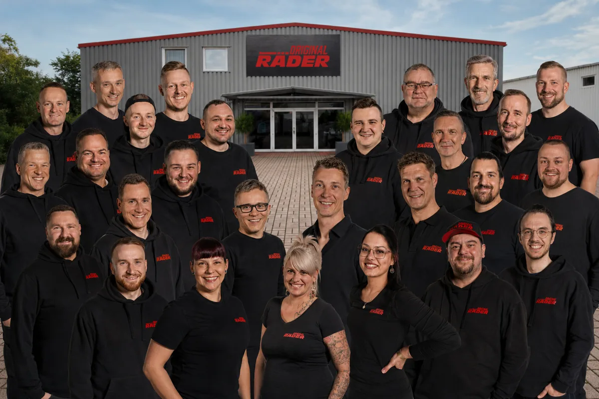 Das Team von OR24.de vor dem Firmengebäude mit dem Original Räder Schriftzug