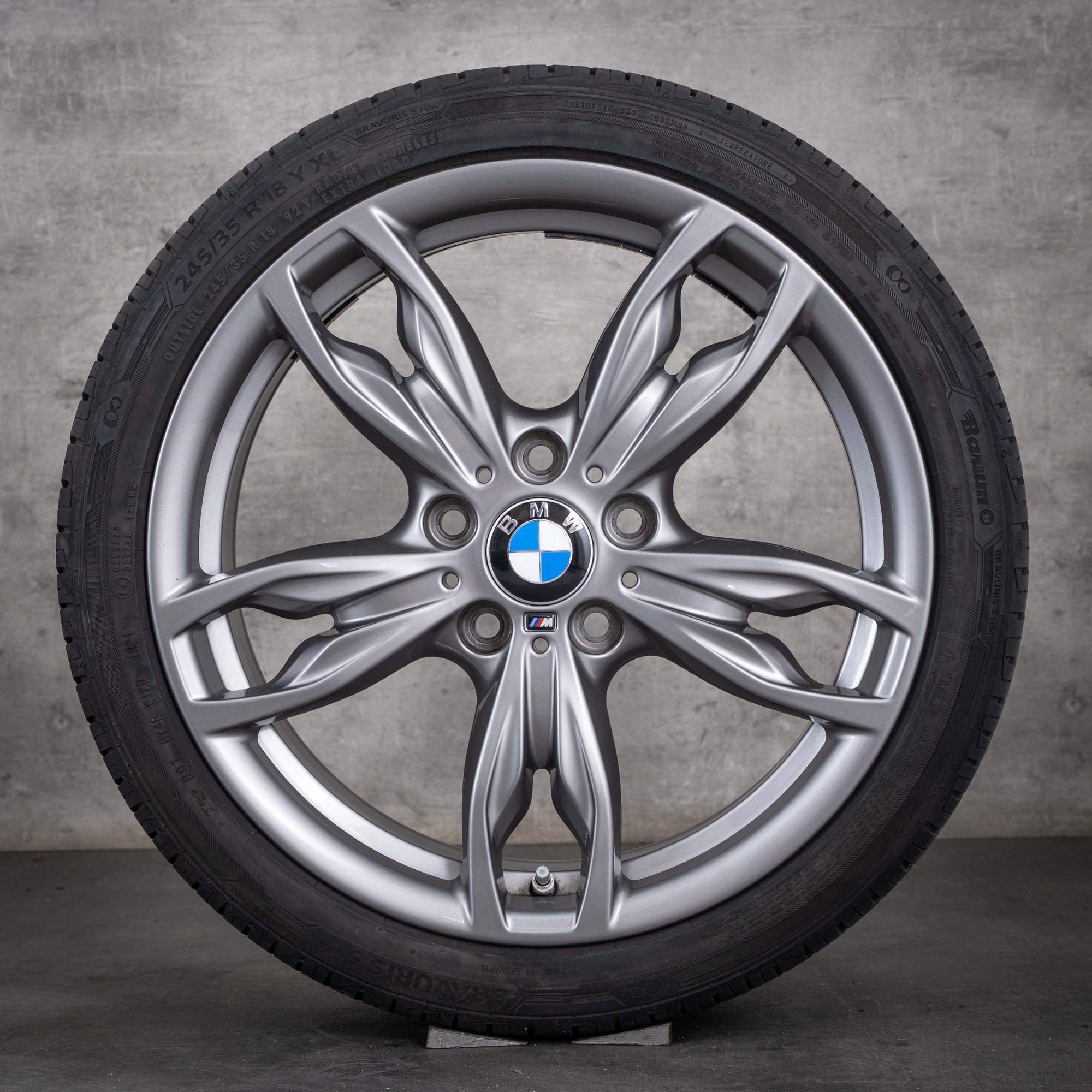 Oryginalne koła zimowe BMW serii 1 i Serii 2 18 cali F20 F21 F22 F23 felgi stylizowane 437 M 7847413 7847414 kolor orbit grey metallic