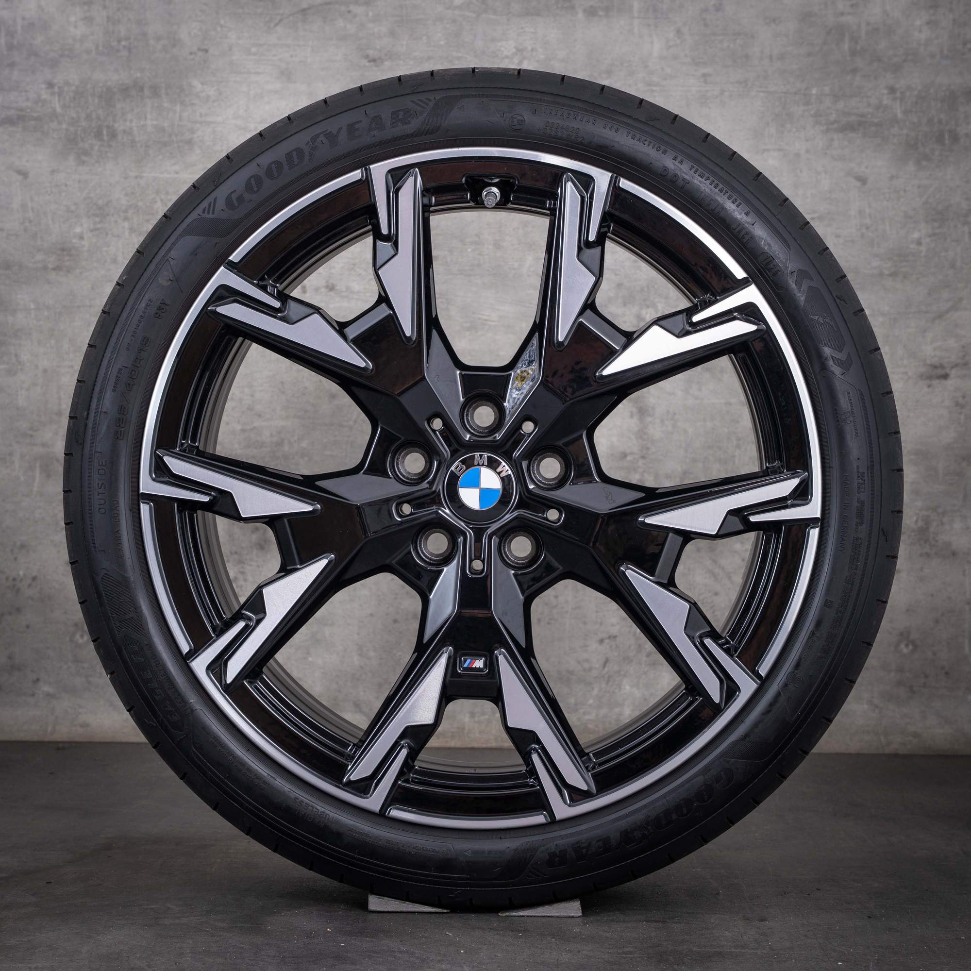 Oryginalne koła zimowe BMW serii 1 i Serii 2 19 cali modele F70 F74 Gran Coupe stylizacja 976 M 5A45267 kolor jet black diamond cut