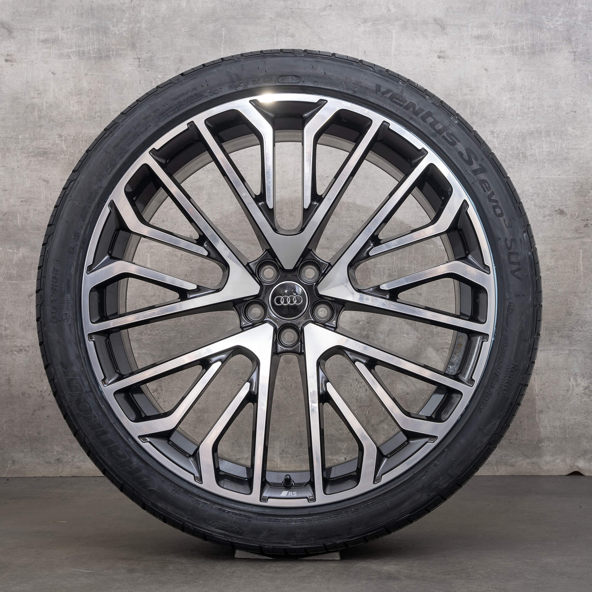 Oryginalne felgi Audi Q8 SQ8 23 cale 4M8 – opony letnie 4M8601025BN czarne z efektem diamond cut NOWE