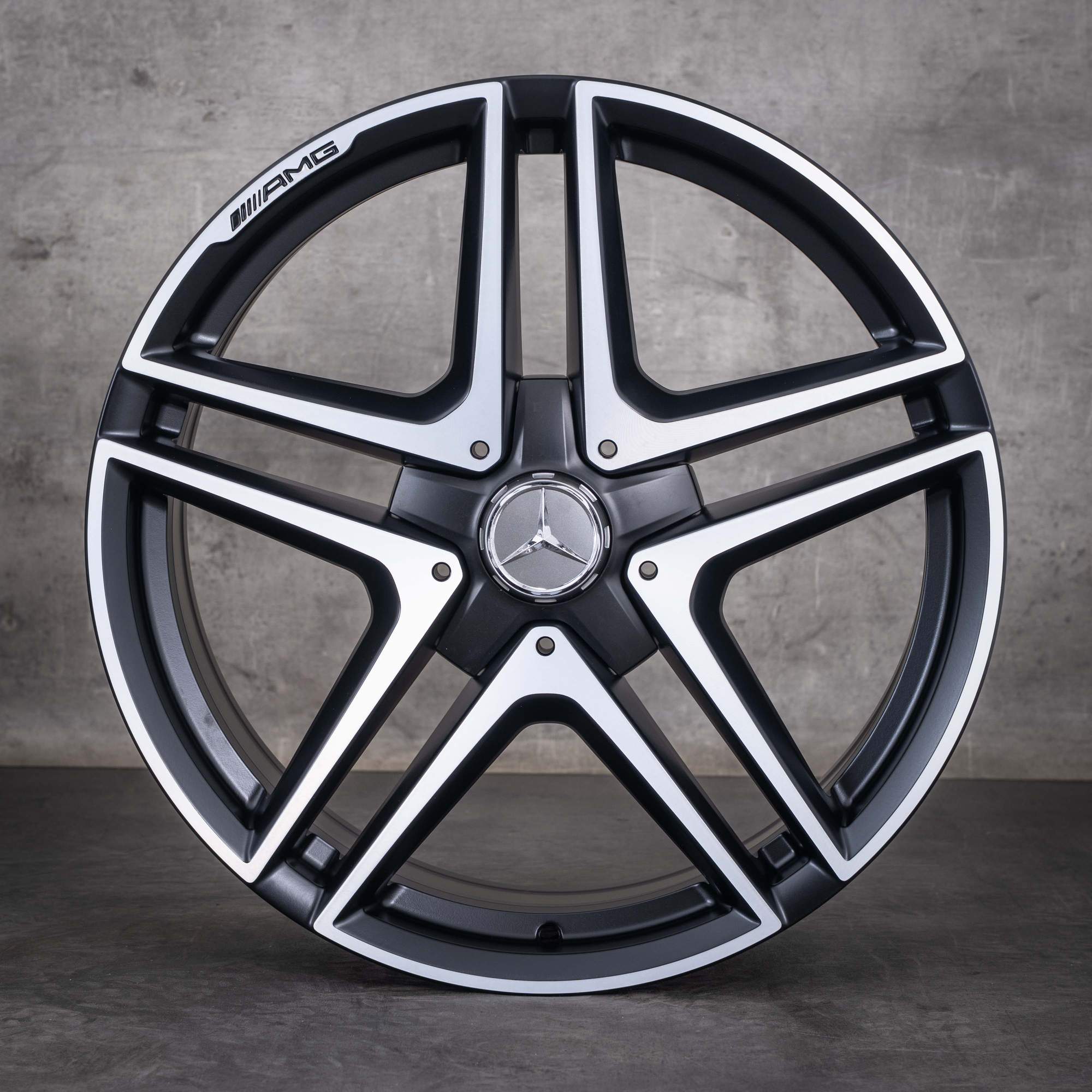 Alkuperäiset Mercedes-Benz E-sarjan E63 AMG -vanteet 19 tuumaa W212 S212 4Matic A2124010800 A2124010900 mattamusta diamond cut UUDET
